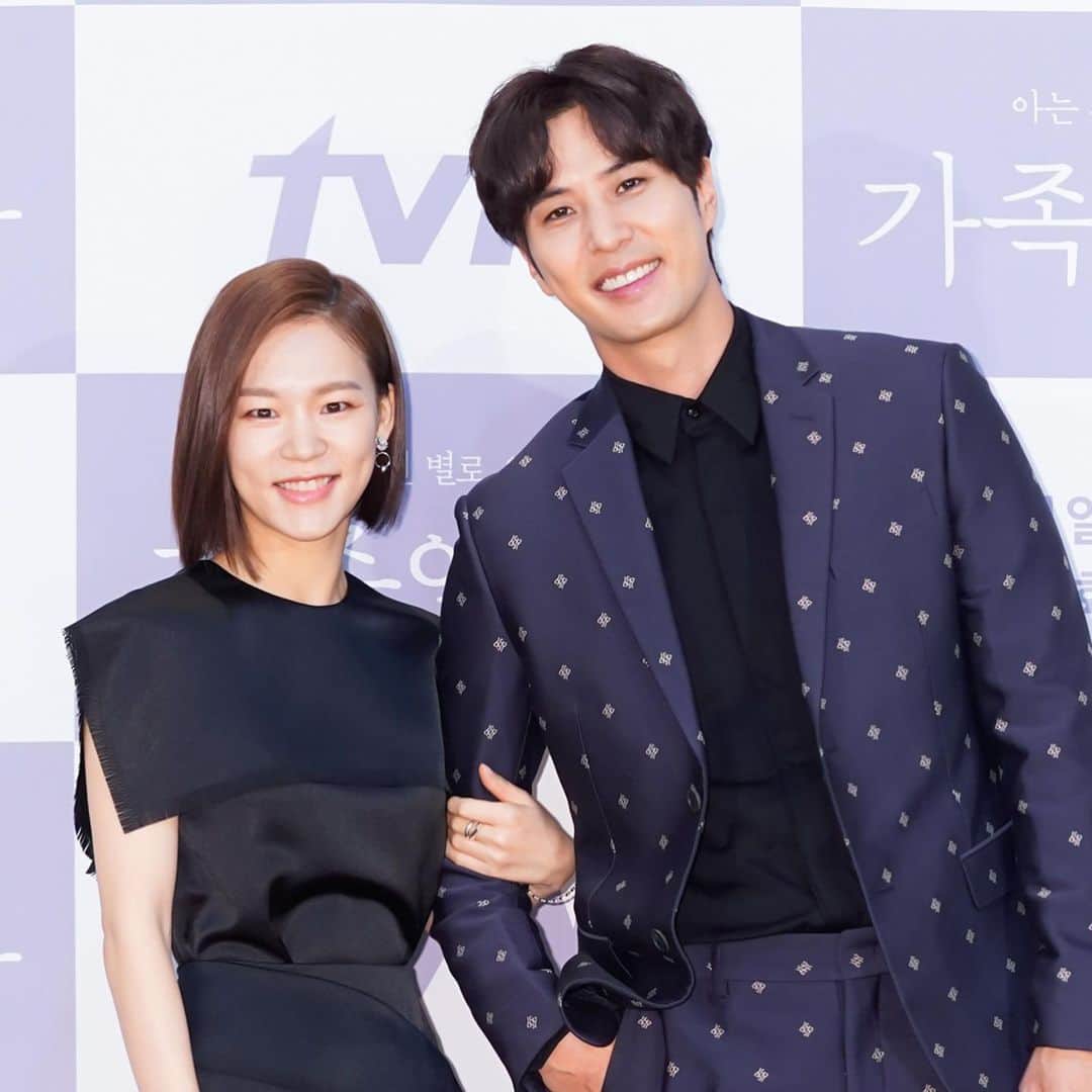 キム・ジソクのインスタグラム：「. “(아는건 별로 없지만)가족입니다” 6월1일부터 tvn 월화 9:00시에  꼭 꼭! 보고싶습니다!📺🤗🌸」