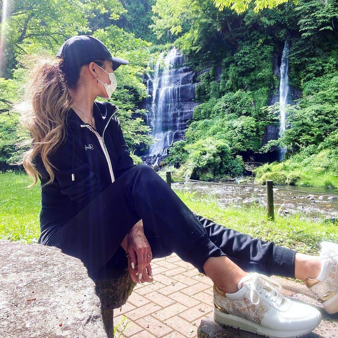 AYAMEさんのインスタグラム写真 - (AYAMEInstagram)「#nature#waterfall#socialdistance#rady#Michaelkors#boohoo#滝#自然#山だらけ#セットアップ#blogger#bloggerlife#bloggerstyle」5月27日 17時47分 - l.ayame