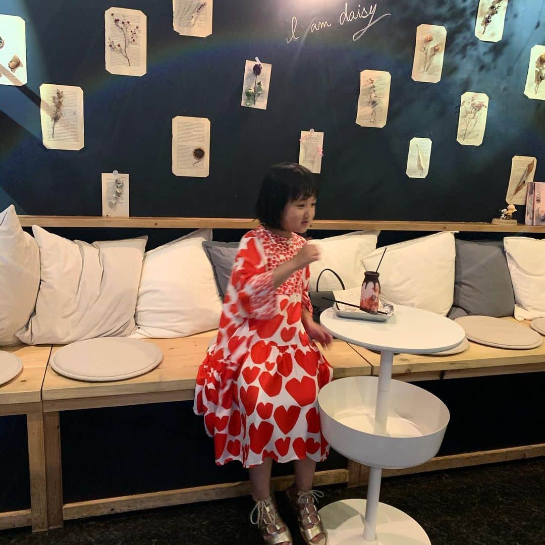 megumi kobayashiさんのインスタグラム写真 - (megumi kobayashiInstagram)「可愛い写真撮ってたら、虹が出来て🥺❤️もっと可愛いのが撮れた🤤 . 空間も、らんちゃんのお洋服も可愛い😊💕 . DAISYのセンスが好き❤️❤️😋 . . #daisy #cafe」5月27日 17時49分 - meg_nail