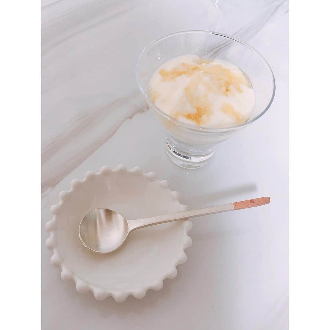 妃白ゆあさんのインスタグラム写真 - (妃白ゆあInstagram)「﻿ いつもヨーグルトを食べる時に使ってたお気に入りのiittalaのカクテルグラス🍸﻿ ﻿ いつの間にかヒビが入ってて昨日洗ってる時に割れてしまった😱﻿ ﻿ 悲しかったので、﻿ 買った時に自己満足に撮っていた写真を🤤﻿ ﻿ ガラスは可愛くて、テンション上がるんですが、扱いが大変ですね😂﻿ ﻿ ﻿ ﻿ ﻿ 日が長くなってきましたね〜。﻿ 西日が差込んでくる夕方の時間が好きです😌🌱🌱﻿ ﻿ ﻿ ﻿ 緊急事態宣言が解除され、また生活が色々と変化される方も多いのでしょうか。﻿ ﻿ 1ヶ月半頑張ってきたこと、学んだ事を胸に、少しずつまた皆んなで色々なことを楽しめる環境にシフトしていけるといいですね。﻿ ﻿ ﻿ 先日朝日新聞の記事で、﻿ 演出の白井晃さんが仰っていたお言葉。﻿ ﻿ 舞台芸術の唯一無二の原則である『同時性』。﻿ （表現者と観客が同じ時間に、同じ場所で「場と時間」を共有するという意味）﻿ ﻿ 時間を作ってわざわざ会場に足を運び、自分の身で体感して得るものは、それには代え難いものがあるはずで、私たちの精神は、直接、人との関わりを持つことなく保つことはできないのではないだろうか。﻿ ﻿ ﻿ というようなことを仰っていて﻿ （もっと沢山の素敵な言葉で綴られていたので、気になる方は﻿ https://webronza.asahi.com/culture/articles/2020052300005.html 読んで観て下さいね）﻿ ﻿ 本当にそうだなと。﻿ ﻿ 勿論、この期間で文明の利器、オンラインで体感できるありがたさは物凄く感じました！！！﻿ ﻿ ただ、﻿ 同じ時に同じ場所で、同じものを共有できる。﻿ というのは本当に素晴らしいこと。﻿ ﻿ 少しずつでも、そんな日々を﻿ 取り戻していけるように、﻿ 頑張っていきたいですね。﻿ ﻿」5月27日 18時01分 - yua_hishiro