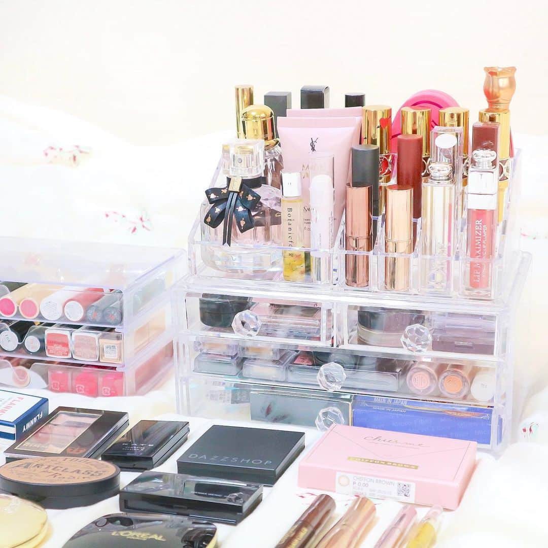 Kanaのインスタグラム：「ㅤ ㅤ 投稿リクエスト コスメ収納 & 使用コスメ & カラコン👀💄💋 ㅤ ㅤ ㅤ 2枚目の収納ケースは 普段よく使うお気に入りたちを上に並べて 散らかりやすいアイシャドウ、 ストックしてあるコスメ類を 下の引き出しにしまっています！ この収納ケース可愛いし使いやすいし たくさん入るし本当に買ってよかった🥺💗 Amazon " コスメ 収納 "で検索すると トップに出てくると思います🔎 ㅤㅤㅤㅤ 他の口紅たちは 3段クリアケースで保管💄 ( 以前ダイソーで200円程で購入 ) このケース重ねられるから 便利でたくさん重ねて使ってます！ ㅤ 他のコスメたちは 無印良品のおっきいメイクボックスに 入れてます🗃💭 ㅤ ㅤㅤㅤㅤ コスメは下に置いてある よく使うもののみご紹介します🥺 羅列のみで申し訳ないですが 参考になったら嬉しいです🙇🏻‍♂️ ㅤ ㅤㅤㅤㅤ ♥︎↓スライド3枚目 ①FLANMY アクアリッチ / SAKURA ROLL ②Ever Color 1day LUQUAGE / Misty ash (パークでよく付けてるのはこれ) ③chu's me / CHIFFON BROWN ④CANMAKE / クイックラッシュカーラー BR (マスカラ下地) ⑤フローフシ / モテマスカラ NATURAL3 ⑥Love Liner / liquid eyeliner Milk Brown ⑦excel / パウダー&ペンシル アイブロウEX PD01 ㅤㅤㅤㅤ ♥︎↓スライド4枚目 ①Primavista / パウダーファンデーション ②PAUL&JOE / プロテクティング ファンデーション プライマー ③Elégance / ラ プードル オートニュアンス ④L'ORÉAL PARiS / ル バー ア ブラッシュ 15 ⑤ARTCLASS By.Rodin / シェーディング ⑥KATE / マンガジェニックライナー EX-1 ⑦RIMMEL / ショコラスウィートアイズ 015 ⑧KATE / デザイニングアイブロウ EX-5 (ノーズシャドウ) ⑨DAZZSHOP / シアーパウダーブラッシュ (チーク) ㅤ ㅤ 私気に入ったものを ヘビーリピートで使うので ここに書いたのはかなりお気に入りの ものたちです💭💘 あきさんの影響も多い👏🏻💓 ㅤ ㅤ ㅤ ㅤ ㅤ ㅤ ㅤㅤㅤㅤ #コスメ #化粧品 #口紅 #香水 #コスメ収納 #イヴサンローラン #ディオール #ラデュレ #ysl #dior #dazzshop #lipsticks #perfume」