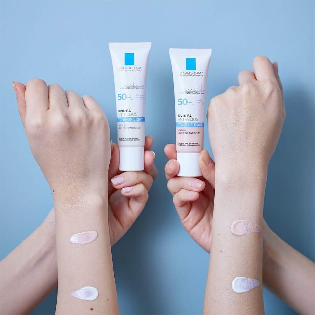 LA ROCHE-POSAY JAPAN ラロッシュポゼのインスタグラム：「＼ピンクのトーンアップUVで透明感を演出／ . ラ ロッシュ ポゼのトーンアップUVはくすみを自然にカバーし、明るいトーンアップ、ツヤ肌を演出します。 SPF50+・PA++++でしみ、しわ、たるみの原因となるロングUVAも防ぎます。 おうちの中で過ごす毎日でもUVケアでお肌へのダメージから守りましょう。 . 新登場のピンクのトーンアップUVは ピンクの中でも肌本来の色に近いピンクベージュのテクスチャーなので、肌なじみが良いのが特徴です。 . 透明感と血色感をプラスしたいときにご使用がおすすめです✨ . 今なら送料無料キャンペーン実施中。 ぜひ公式サイトをチェックしてみてくださいね。  #ラロッシュポゼ #larocheposay #トーンアップUV #ピンクのトーンアップUV #乾燥肌 #敏感肌  #ツヤ肌  #潤い肌 #敏感肌対策 #スキンケア #低刺激 #低刺激設計 #敏感肌コスメ #ドクターズコスメ #美肌ケア #保湿ケア #スキンケアマニア #自分磨き #ライフスタイル #美容好きさんと繋がりたい #おすすめコスメ #スキンケア購入品 #スキンケア好きさんと繋がりたい #肌活  #肌荒れ対策 #美容マニア  #美肌づくり #キレイになりたい #自分へのご褒美 #コスメマニア」