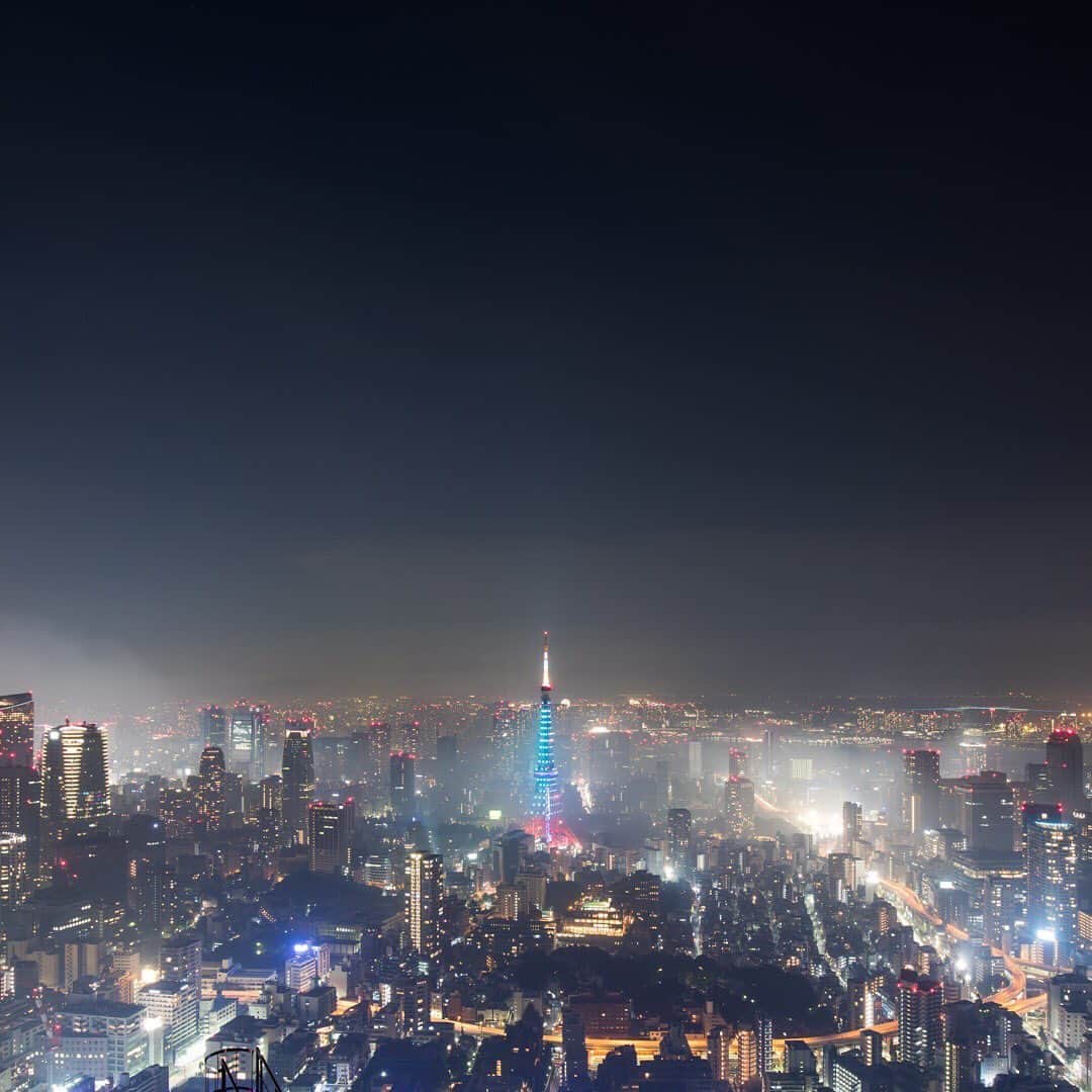 Tokyo City View 六本木ヒルズ展望台のインスタグラム：「📸六本木ヒルズ展望台 東京シティビューから、絶景画像をお届け中！  ある真夏、昼間の熱気がまだ残る夜の東京です。ブルーにライトアップされた東京タワーは、ひんやり冷たいアイスキャンディーみたいで美味しそう。🍧🤤 #東京シティビュー #tokyocityview #休館中の展望台 #SNSで楽しむ展望台 #荒谷良一 #東京タワー」