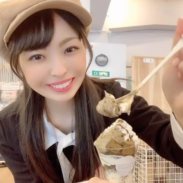 のインスタグラム：「. . #ほうじ茶スタンド . . 👑ほうじ茶専門店のスイーツ👑 . . そうそう、ほうじ茶ってほのかな渋みが美味しいんだよねぇ🤤💕 . . ほうじ茶すぎる！ほうじ茶パフェ(¥650) . ほうじ茶プリンとアイスとクッキーと生クリームと…って贅沢なパフェ✨ . やっぱりパフェの1口目って最高🌈 . . ドリンクもパフェもテイクアウト出来る容器だったから立ち寄ってみてね☺️ . . . ＊＊＊＊＊＊＊＊＊＊ ほうじ茶スタンド-STAND- @hojichastand  10:00-17:00 〒248-0016 神奈川県鎌倉市長谷3-1-3 鎌倉観光会館1階 ＊＊＊＊＊＊＊＊＊＊ . プロフィールリンクはこちら👉 @yuna_smile0130 . . .  #ほうじ茶スイーツ #ほうじ茶パフェ #ほうじ茶アイス  #抹茶スイーツ #ほうじ茶専門店 #鎌倉カフェ #鎌倉グルメ #鎌倉デート #鎌倉食べ歩き #食べ歩きグルメ #逗子カフェ #ほうじ茶ラテ #ほうじ茶プリン #ポトレ女子 #被写体モデル #被写体になります #カメラマンさん募集 #被写体サーチ #グルメな人と繋がりたい #カフェ巡り好きな人と繋がりたい  #スイーツ好きな人と繋がりたい #甘党女子 #japanesegirl #followｍe #japanesemodel #sweets」
