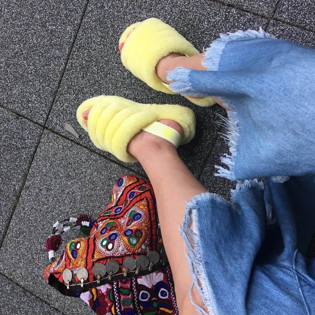 LINAさんのインスタグラム写真 - (LINAInstagram)「The cosiest slippers♡ #MAXLINA #shoes #ugg #sheepskin」5月27日 18時13分 - xxlina_now