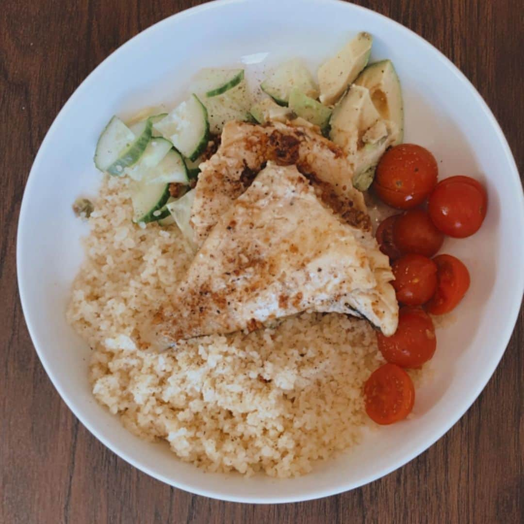 ダニエル・ピーザーさんのインスタグラム写真 - (ダニエル・ピーザーInstagram)「What I eat in a day.....⁣ ⁣ I’ve been debating over whether to post this or not but after the number of DMs I’ve received when I’ve shared recipes or meals on my page I thought this was the best way share more. Before you swipe through the pictures I want to clarify a few things:⁣ ⁣ • I am not trying to lose weight⁣ • I am not trying to gain weight⁣ • I do not count calories⁣ • I do not count anything like macros/micros etc⁣ • I don’t know how much I weigh⁣ • I don’t know what you should eat so please don’t ask me. I’m not a nutritionist.⁣ ⁣ What I do know, is that when I get hungry. I eat. It’s really that simple. Coronavirus is out here affecting the entire world right now, you eating a slice of pizza really isn’t that bad when you compare the two 🤷🏽‍♀️⁣ ⁣ BREAKFAST: overnight oats with banana, blueberries & honey with a decaf oat milk latte⁣ LUNCH: Seabass in garlic butter & lemon from @subrosafoods , bulgar wheat, cucumber, avocado, baby tomatoes⁣ SNACK 1: mango and grapes⁣ SNACK 2:  decaf oat milk tea with chocolate hob nobs and a home made banana muffin⁣ DINNER: spinach & paneer curry from @simplycookcom with basmati rice, naan bread and a glass of white wine⁣ SNACK 3: four fizzy laces sweets and some mini reeses cups (not pictured because I forgot)⁣ . I also aim to drink as much water as I can throughout the day and sometimes have chamomile tea before going to bed.」5月27日 18時13分 - daniellepeazer