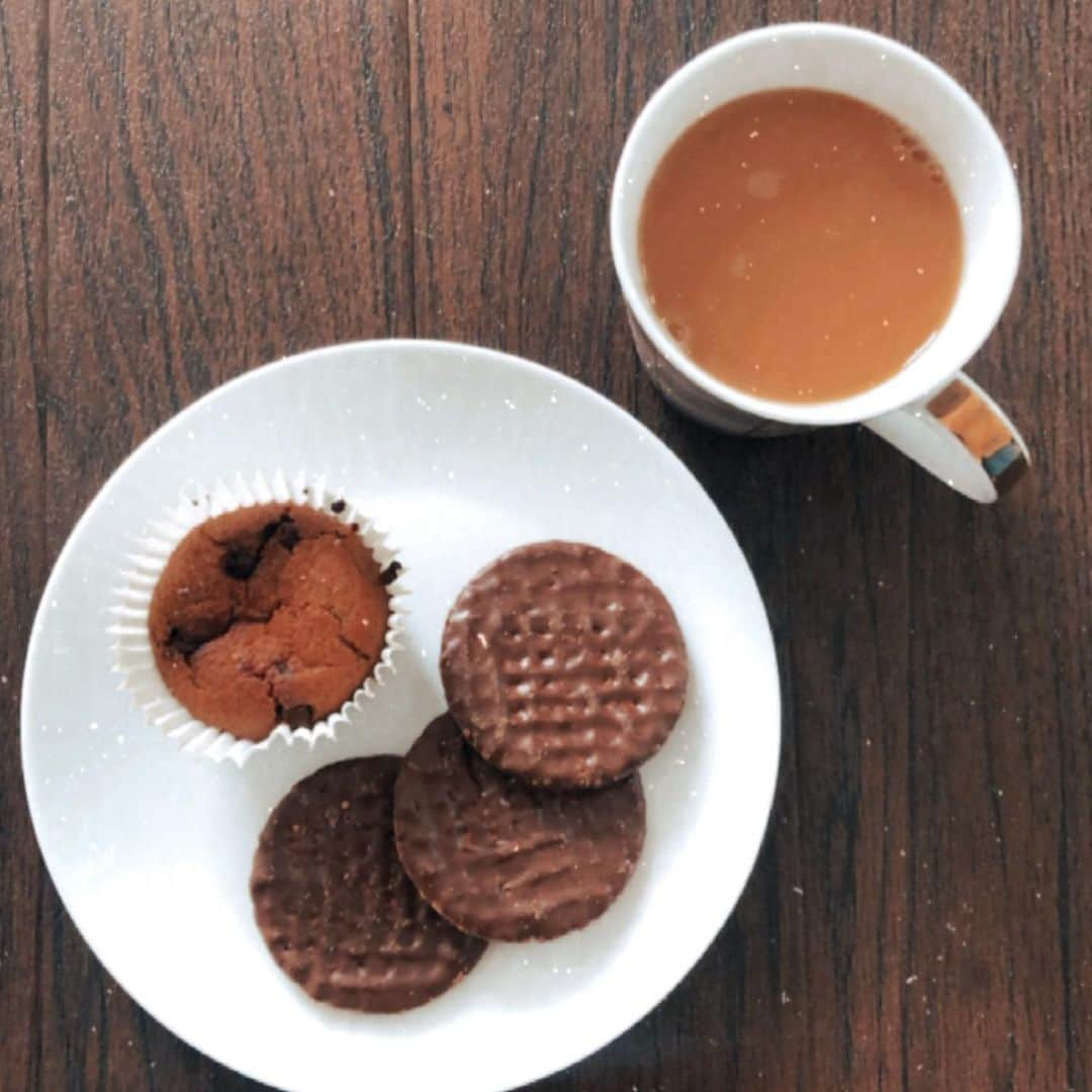 ダニエル・ピーザーさんのインスタグラム写真 - (ダニエル・ピーザーInstagram)「What I eat in a day.....⁣ ⁣ I’ve been debating over whether to post this or not but after the number of DMs I’ve received when I’ve shared recipes or meals on my page I thought this was the best way share more. Before you swipe through the pictures I want to clarify a few things:⁣ ⁣ • I am not trying to lose weight⁣ • I am not trying to gain weight⁣ • I do not count calories⁣ • I do not count anything like macros/micros etc⁣ • I don’t know how much I weigh⁣ • I don’t know what you should eat so please don’t ask me. I’m not a nutritionist.⁣ ⁣ What I do know, is that when I get hungry. I eat. It’s really that simple. Coronavirus is out here affecting the entire world right now, you eating a slice of pizza really isn’t that bad when you compare the two 🤷🏽‍♀️⁣ ⁣ BREAKFAST: overnight oats with banana, blueberries & honey with a decaf oat milk latte⁣ LUNCH: Seabass in garlic butter & lemon from @subrosafoods , bulgar wheat, cucumber, avocado, baby tomatoes⁣ SNACK 1: mango and grapes⁣ SNACK 2:  decaf oat milk tea with chocolate hob nobs and a home made banana muffin⁣ DINNER: spinach & paneer curry from @simplycookcom with basmati rice, naan bread and a glass of white wine⁣ SNACK 3: four fizzy laces sweets and some mini reeses cups (not pictured because I forgot)⁣ . I also aim to drink as much water as I can throughout the day and sometimes have chamomile tea before going to bed.」5月27日 18時13分 - daniellepeazer