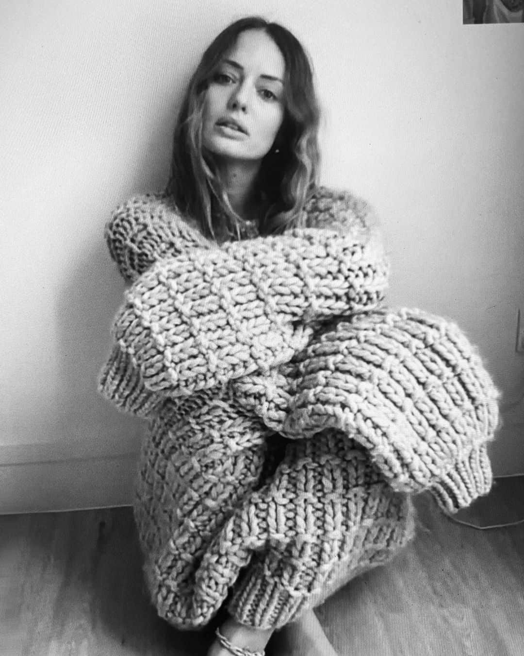 ローラ・ハドックのインスタグラム：「I’d be locked down in a FaceTime shoot with @elljmorgan any day.. 🖤styled by my girl: @aimeecroysdill」