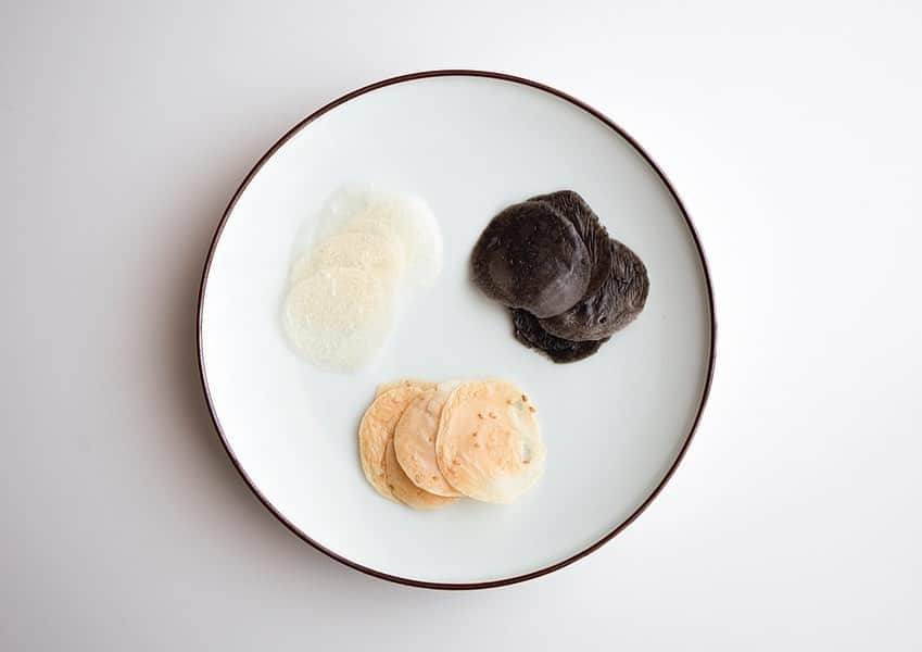 haconiwa / 箱庭さんのインスタグラム写真 - (haconiwa / 箱庭Instagram)「haconiwaメンバーが見つけた47都道府県のすてきなおみやげを紹介していく #おみやげクリップ　﻿ 今週ご紹介しているのは新潟県のおみやげ「しろめチ」です。﻿ ﻿  おにぎり型のパッケージがなんとも魅力的…！ ﻿ チップスのようなパリパリ食感がクセになる新感覚なお煎餅に仕上がっています。﻿ ﻿ 詳しくはhaconiwaの記事をチェックしてみてください！﻿ ﻿ #おみやげ #お土産 #新潟土産 #新潟みやげ #しろめチ #おにぎり #パッケージデザイン #お煎餅 #米菓﻿」5月27日 18時14分 - haconiwa_mag