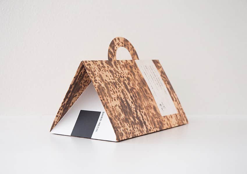haconiwa / 箱庭のインスタグラム：「haconiwaメンバーが見つけた47都道府県のすてきなおみやげを紹介していく #おみやげクリップ　﻿ 今週ご紹介しているのは新潟県のおみやげ「しろめチ」です。﻿ ﻿  おにぎり型のパッケージがなんとも魅力的…！ ﻿ チップスのようなパリパリ食感がクセになる新感覚なお煎餅に仕上がっています。﻿ ﻿ 詳しくはhaconiwaの記事をチェックしてみてください！﻿ ﻿ #おみやげ #お土産 #新潟土産 #新潟みやげ #しろめチ #おにぎり #パッケージデザイン #お煎餅 #米菓﻿」