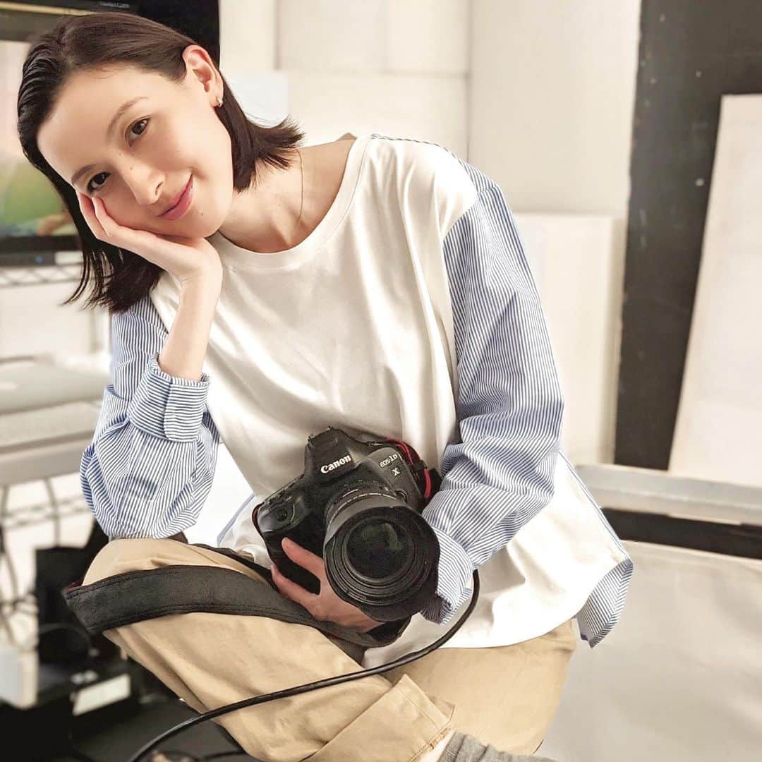 前田紀至子のインスタグラム：「社会復帰？1日目はスタジオ撮影から。  元々おこもり適性があったのでステイホームをとことん満喫した約2ヶ月。無意識のうちに感じていたプレッシャーからも解放されていたからか、なんだか顔つきも柔らかくなったような。 久々のまともな外出に少しドキドキしましたが愉しかったです。  ギフトに頂いて早く着たかったヴァネッサブリューノの可愛いシャツ&この春一番のヘビロテアイテムになるはずだったRRLのチノパンで。 #ヴァネッサブリューノ#ラルフローレン#RRL#pixel4」