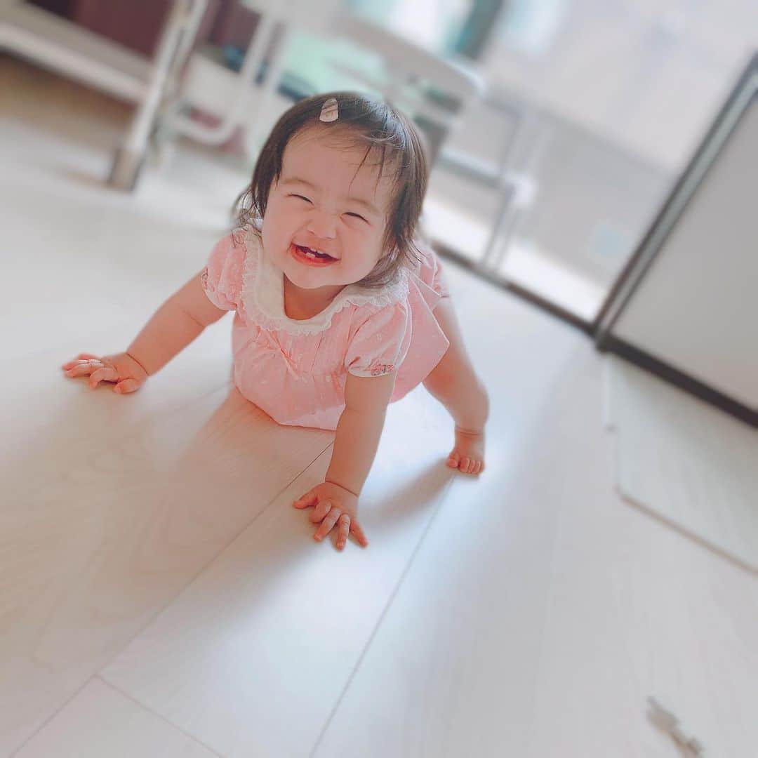しほの涼のインスタグラム：「#stayhome でも、この笑顔に癒される😌 これも私が赤ちゃんの時に着てた服😂💦 80cmだけど若干キツめなので、今年の夏で終わりだね💦 これまた取っておこうかな。 孫に着せよう笑笑☁️💙🤍 #ドンじゅらりん #娘と同じ服#生後10ヶ月#生後10ヵ月　#生後10ヶ月女の子 #令和元年生まれ#令和ベイビー#令和元年ベビー #赤ちゃん#スマイル育児#赤ちゃんのいる生活 #赤ちゃんのいる暮らし #赤ちゃんコーデ #赤ちゃん写真 #赤ちゃんとの暮らし」