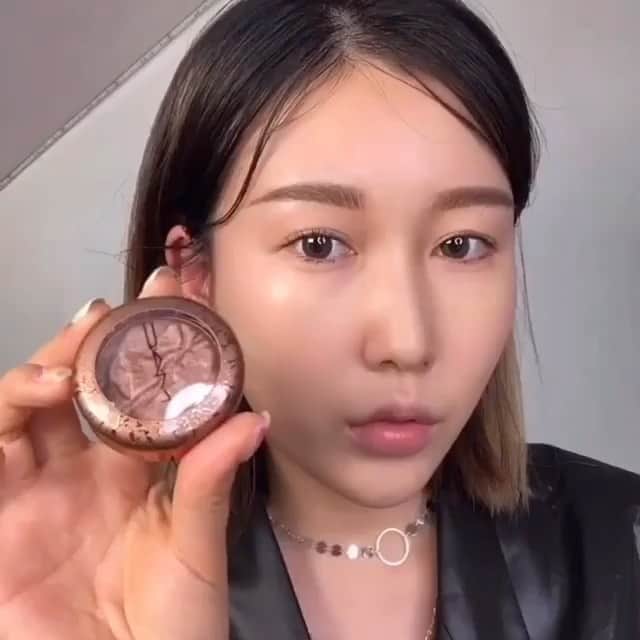 M∙A∙C Cosmetics Japanのインスタグラム：「#MACブロンジング を使用したデイリーメイクをレクチャー💄太陽の温かみを秘めたカラーでヘルシーな印象に✨ ㅤ 使用製品 EYES ☑フォイルド シャドウ: サンド トロペ ☑フォイルド シャドウ: ホワイト オート  ㅤ LIPS ☑リップスティック: ワム ☑リップガラス: アウト オブ ディス パール ㅤ ✅6月19日(金) 全国M･A･Cカウンター発売 ㅤ 【公式オンラインショップ限定特典】 ☑︎5/28 23:59まで全品送料無料！ ☑︎初回ご購入のお客様へ10% OFFクーポンをプレゼント（クーポンコードwelcome） ㅤ Regram from @b_bangg_ㅤ #MACBronzing#MACCosmeticsJapan#MACCosmetics#MAC#MACコスメ#MACリップ#メイク好き#デパコス#新作コスメ#春メイク#血色感#血色メイク#抜け感メイク#抜け感#コスメ記録#コスメマニア#メイクプロセス#リップ好き#マックコスメ#限定コスメ#ヘルシーメイク#日焼けメイク#夏メイク#ピンクメイク#オレンジメイク#キラキラメイク」