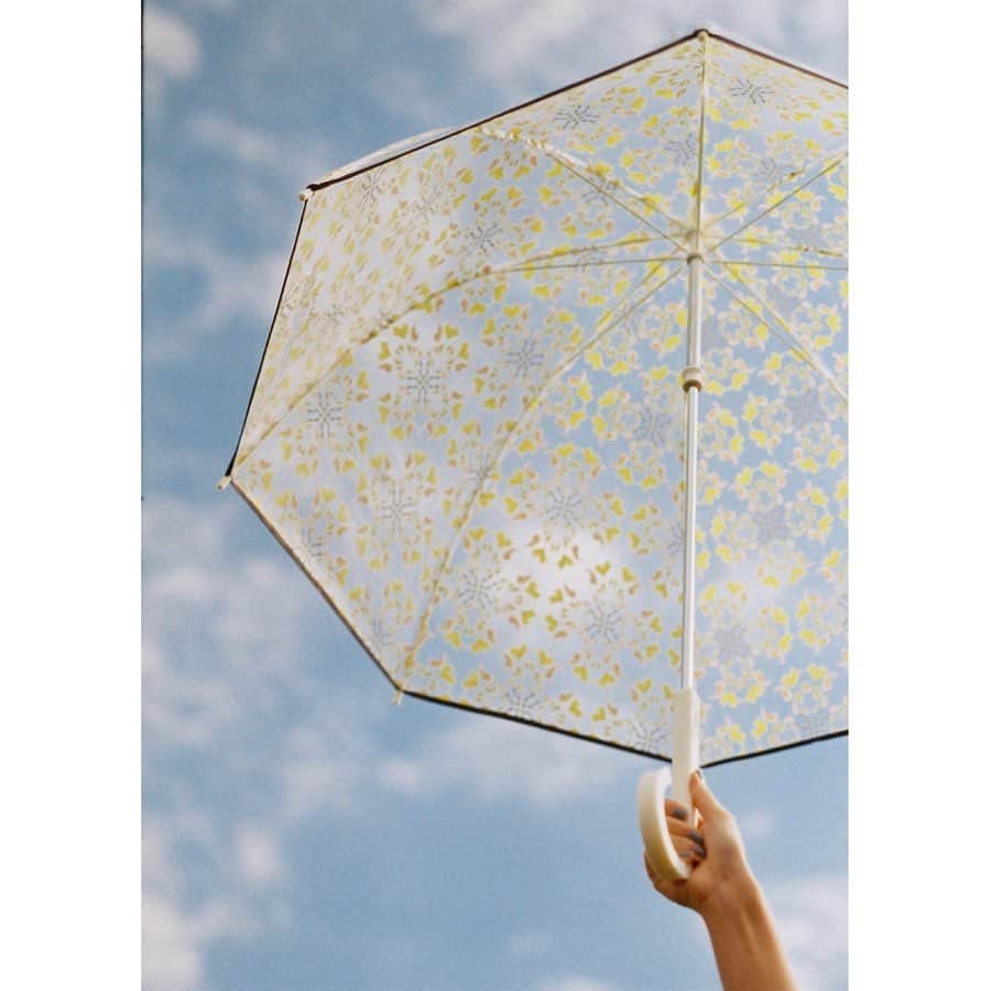 planticaさんのインスタグラム写真 - (planticaInstagram)「連投シリーズ、写真家の葵さんによる Wpc. x plantica コラボの傘のルック、三つ目。﻿ ﻿ 黄色の花びらが舞う透明の傘、晴れない日でも気分だけは晴れそう〜。﻿ ﻿ 空と傘のコントラストが、とてもきれい。日常にも素敵な一瞬一瞬って存在するなーと、ルックを見てしみじみ。﻿ ﻿ 撮影はフィルムとデジタルの両方、連日で投稿してゆきます。﻿ ﻿ ---﻿ 手に、花を。街に、華を。﻿ ﻿ 📷: @aoii6327 ﻿ ☂️: @wpc_official﻿ 🏵: @plantica_jp﻿ ﻿ 🔍: wpc  plantica ﻿ 🎁: ZOZOTOWN / Amazon / 楽天﻿ 🏫: LOFT(ロフト) / MARUI(丸井)﻿ ﻿ ☔️雨の日、華の日。﻿ Rainy Day, Floral Day.🌺﻿ ﻿ ---﻿ 葵／Aoi 📸 @aoii6327﻿ ﻿ 2001年に生まれ、高校1年の冬からフィルムカメラで学校生活を撮り始め、TwitterやInstagramでその写真を発信するようになる。プールで撮影された青の写真がTwitterで話題になり、2019年の夏にグループ展“YONE‘S ART PARTY”に参加し、その後も三ツ矢サイダー、OMOHARAREAL、PLANTICAとのコラボレーションなどが続き、これからが期待される21世紀生まれの写真家。﻿ ﻿ ---﻿ #wpc #worldparty #plantica #プランティカ  #umbrella #傘」5月27日 18時23分 - plantica_jp