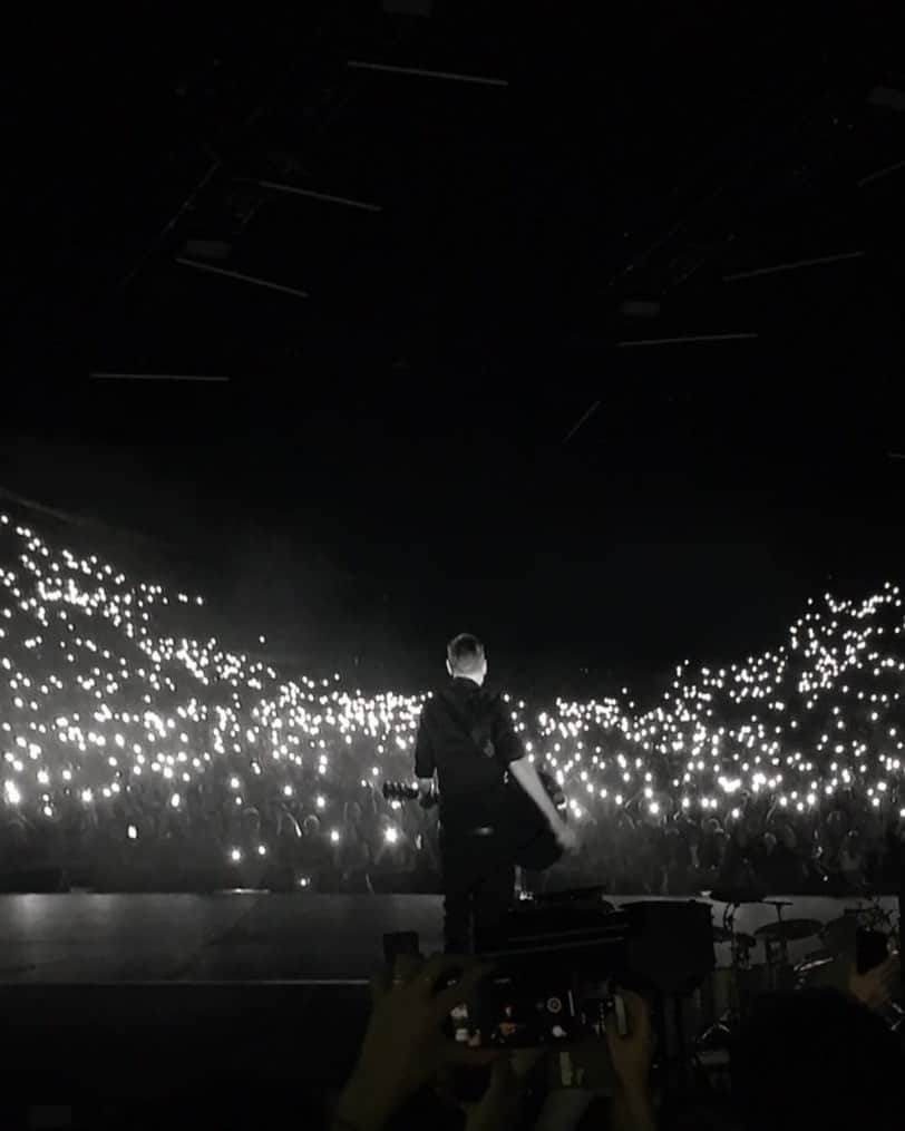 ブライアン・アダムスのインスタグラム：「This photo is such a great reminder of the shows in Italy last year...seems like a dream now. Photo taken in #Bologna December, 2019 🇮🇹. bryanadamsshinealight #italia #bryanadamslive #isolationflashback #beforecovid」