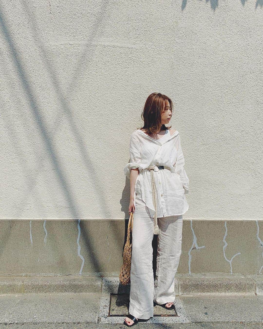 のインスタグラム：「. . . 今日も暑かったですね🌵💦 all white code🤍 . . ＿＿＿＿＿＿＿＿＿＿＿＿＿＿＿＿＿＿＿＿＿＿＿＿ #fashion#outfit#ootd#coordinate #white #zara#ungrid#shirt#linen#リネン#コーデ」