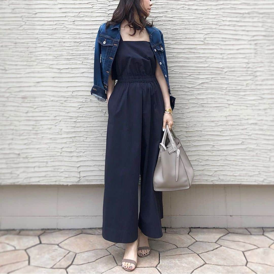 akko3839さんのインスタグラム写真 - (akko3839Instagram)「﻿ ﻿ ﻿ ﻿ 買出しへ🚶‍♀️。。﻿ ﻿ @cosstores_jp のジャンプスーツに﻿ 羽織をかけるだけの時短コーデ！﻿ なに着るか迷ったときコレ便利♩﻿ ﻿ ﻿ ﻿ ﻿ ﻿ ﻿ ﻿ ﻿ ﻿  #cosstores #COSbyyou#ワンピースコーデ ﻿ #ワンピース #シンプルコーデ #ミニマル#ジャンプスーツ#おうちコーデ」5月27日 18時25分 - akko3839