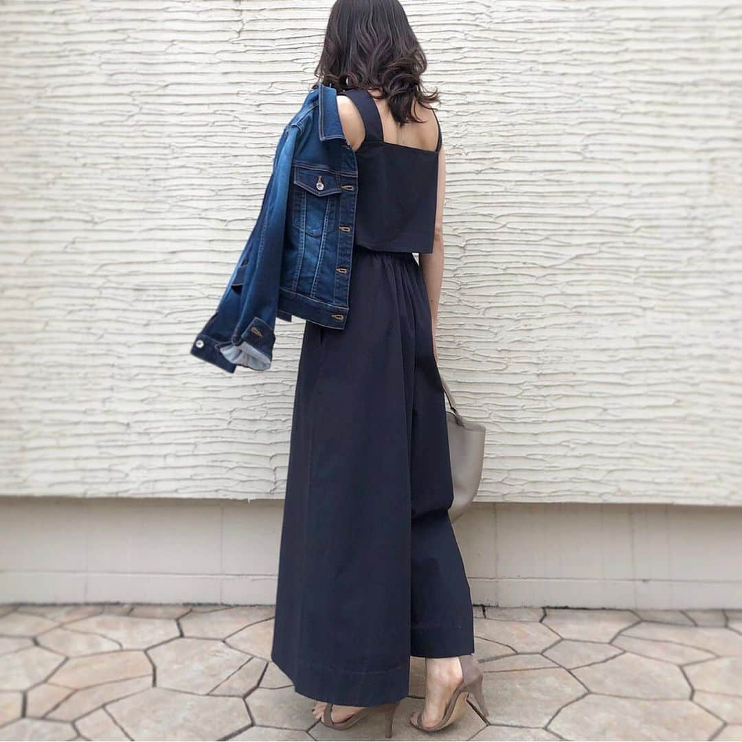 akko3839さんのインスタグラム写真 - (akko3839Instagram)「﻿ ﻿ ﻿ ﻿ 買出しへ🚶‍♀️。。﻿ ﻿ @cosstores_jp のジャンプスーツに﻿ 羽織をかけるだけの時短コーデ！﻿ なに着るか迷ったときコレ便利♩﻿ ﻿ ﻿ ﻿ ﻿ ﻿ ﻿ ﻿ ﻿ ﻿  #cosstores #COSbyyou#ワンピースコーデ ﻿ #ワンピース #シンプルコーデ #ミニマル#ジャンプスーツ#おうちコーデ」5月27日 18時25分 - akko3839