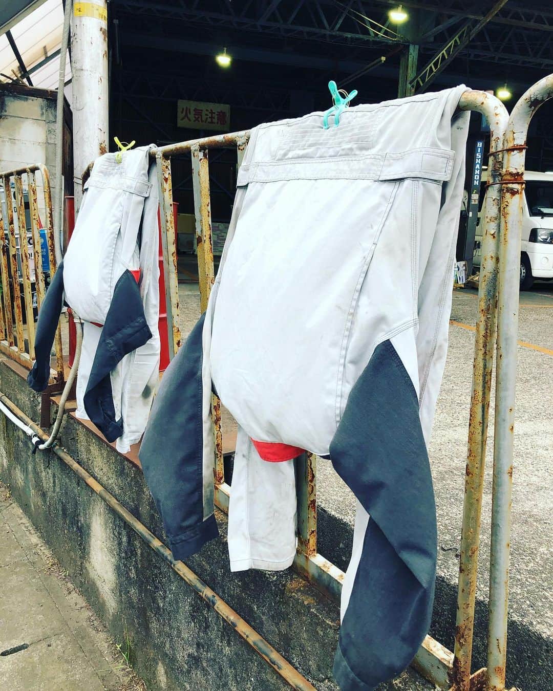 のインスタグラム：「#チラシの裏的ネタ帳 立位体前屈（どちらも体は柔らかめ）」