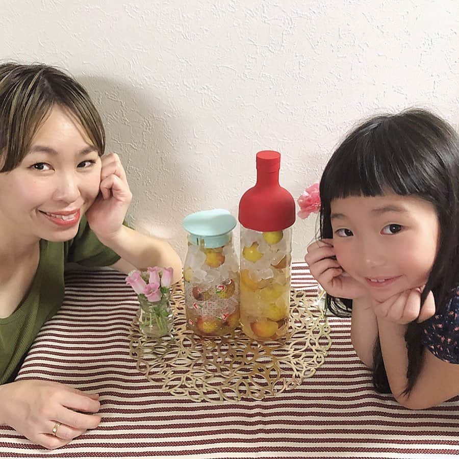 のインスタグラム：「． ★#おうち時間 ★． ． #お家時間 がたくさんあるので 長女と#梅シロップ作り をしました‼︎ ． 作り方からは簡単‼︎ #青梅 を水洗いして水気をとって ビンの中に三分の１ぐらいずつ #氷砂糖　と交互に入れます‼︎ 発酵して泡が出やすいので、 最後に食酢を少しいれます‼︎． 3週間冷蔵庫の中に置いといて 出来上がり😋． ．  氷砂糖はゆっくり溶けるため、 浸透圧の効果で砂糖よりも 果実のエキスを引き出すんだって♪． ． まだ一週間しかたってなくて 出来上がり楽しみ❤️． ． 長女も毎日 いつ出来るのー❓って 楽しみにしてます♪． ． これから暑い季節😵 夏バテしないように氷砂糖で皆さんも 色々作ってみませんか❓． ． @zennihonhyoutou  今なら #氷砂糖のある暮らし  投稿キャンペーンも実施中です！ ． チェックしてみてね❤️． ． http://www.hyoutou-kumiai.jp/tezukurilife/ ． ． 私は次は#フルーツビネガー を 作ってみようかな🍓🍊🍋． ．  #梅仕事#全日本氷糖工業組合 #PR #梅シロップ#手作り  #氷砂糖のある暮らし #梅#手作りシロップ  #シロップ #娘と一緒に  #娘との時間 #親子で楽しむ  #親子で#親子の時間  #親子のふれあい #お家カフェ  #お家#お家で過ごそう  #お家時間を楽しむ #おうち時間  #おうちカフェ」