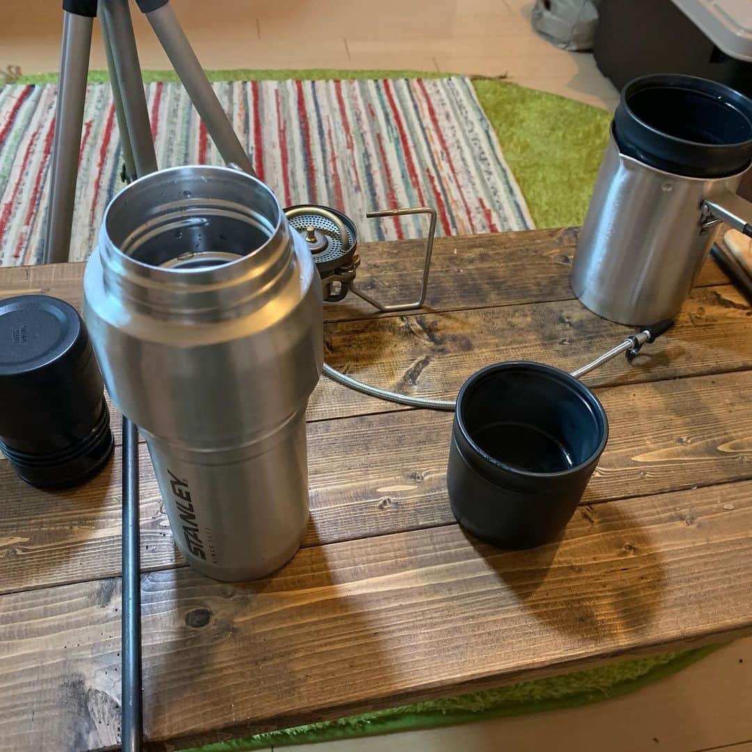 森公平さんのインスタグラム写真 - (森公平Instagram)「‪たけだバーベキュー さんからスタンレーもろたー😄！！‬ ‪コーヒーシステムめっちゃええ！‬ ‪これ一つで保温保冷水筒、やかん、コーヒー豆入れ、ドリップフィルター、コップが！‬ ‪これはヘビロテ決定でございます。‬ ‪バーベさんありがとうございます😊‬ #たけだバーベキュー #キャンプブ #キャンプ #camp #camping #スタンレー #stanley #コーヒーシステム」5月27日 18時40分 - mori_koheidesu