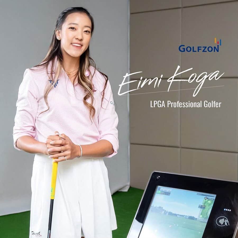 エイミー・コガのインスタグラム：「おしらせです🧡 ちょっとおそくなったけど今年からGOLFZONさんとスポンサーけいやくをしましたー✨ シミュレーションゴルフの国内シェアnumber 1のGOLFZONさん！⛳️ GOLFZONのロゴは左ショルダーにつけてます！  それでそれで毎年シミレーションゴルフの試合もあって去年の WG TOUR JAPAN 2019 supported by UUUM Golf でエイミーがはじめてのコメンテーターをやりました！🎤かいせつって言うのかな？今年もあるみたいなのでたのしみです💕 もうすぐしあいがはじまるといいなー😊 #golfzon #エイミーコガ  Little late notice but happy to announce that I have signed a new sponsorship with GOLFZON this year!✨They are known worldwide with their indoor simulation facilities, as well as their WG Tour(indoor simulation tournament tour). I will wear their logo on my left shoulder 😊 Hope we can start tournaments soon!🧡」
