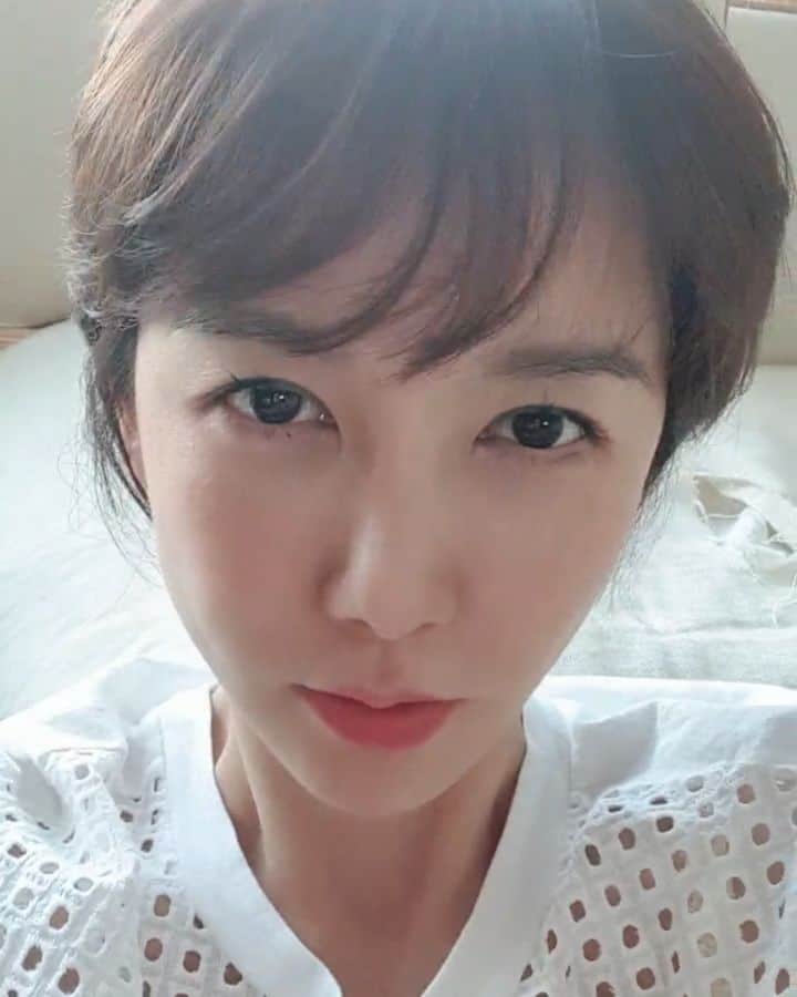 ミン・ヨンウォンのインスタグラム：「이발;; 했어요 ㅋ ❤ . 점점 짧아지는 머리.. 곧 남편과 이발하러 다닐수있겠어요 💑 . 얼마나 더 짧아질것인가.. 오늘은 아기 엄마가되서 자른거 보다는 그냥 숏컷의 매력에 푹~~🥰 . 찬경쌤 고마워용 @lovelychan81 🙏❣ . . . . #아기엄마 #신혼일기 #육아일기 #숏커트 #돌끝맘을향해 #껌딱지 #밍크뮤 #블루독 #리틀그라운드 #아기모델 #돌아기 #돌잔치 #돌잔치준비  #소통 #맞팔 #오오티디」
