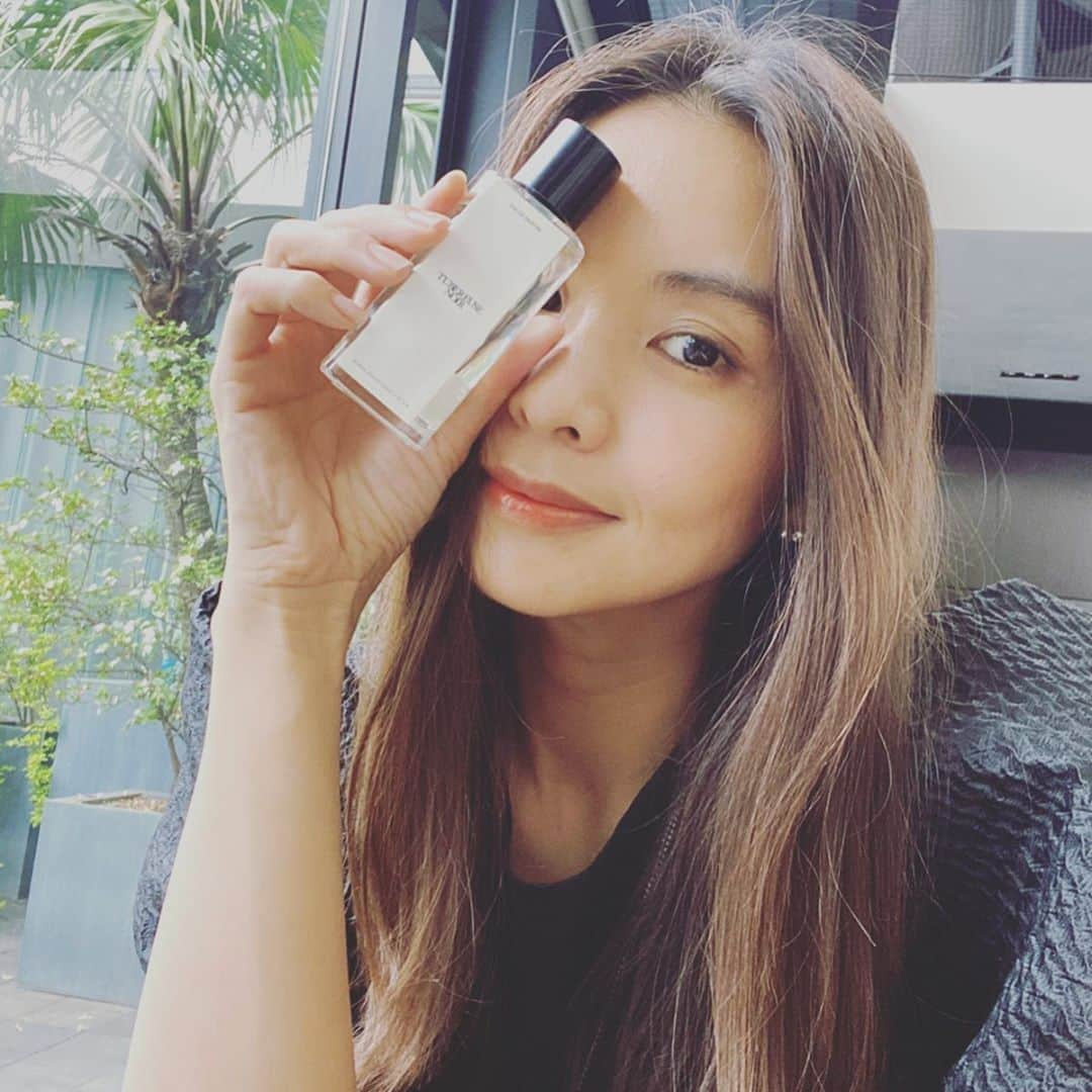 滝沢眞規子さんのインスタグラム写真 - (滝沢眞規子Instagram)「ZARAとJO MALONE氏 とコラボレートした香水ラインとキャンドルが本日から発売✨ 全8種類の中から私が好きなのは写真2枚目の香り…のような気がしたけど、全部いい香りで選べない🤗 どれもルームスプレーとしても使える柔らかい香り✨ ミックスして使うのも楽しいです✨  毎日体調も気候も違うからその日の気分で楽しもうと思います❤️ @ZARA  @jolovesofficial  #zaraemotions」5月27日 18時50分 - makikotakizawa