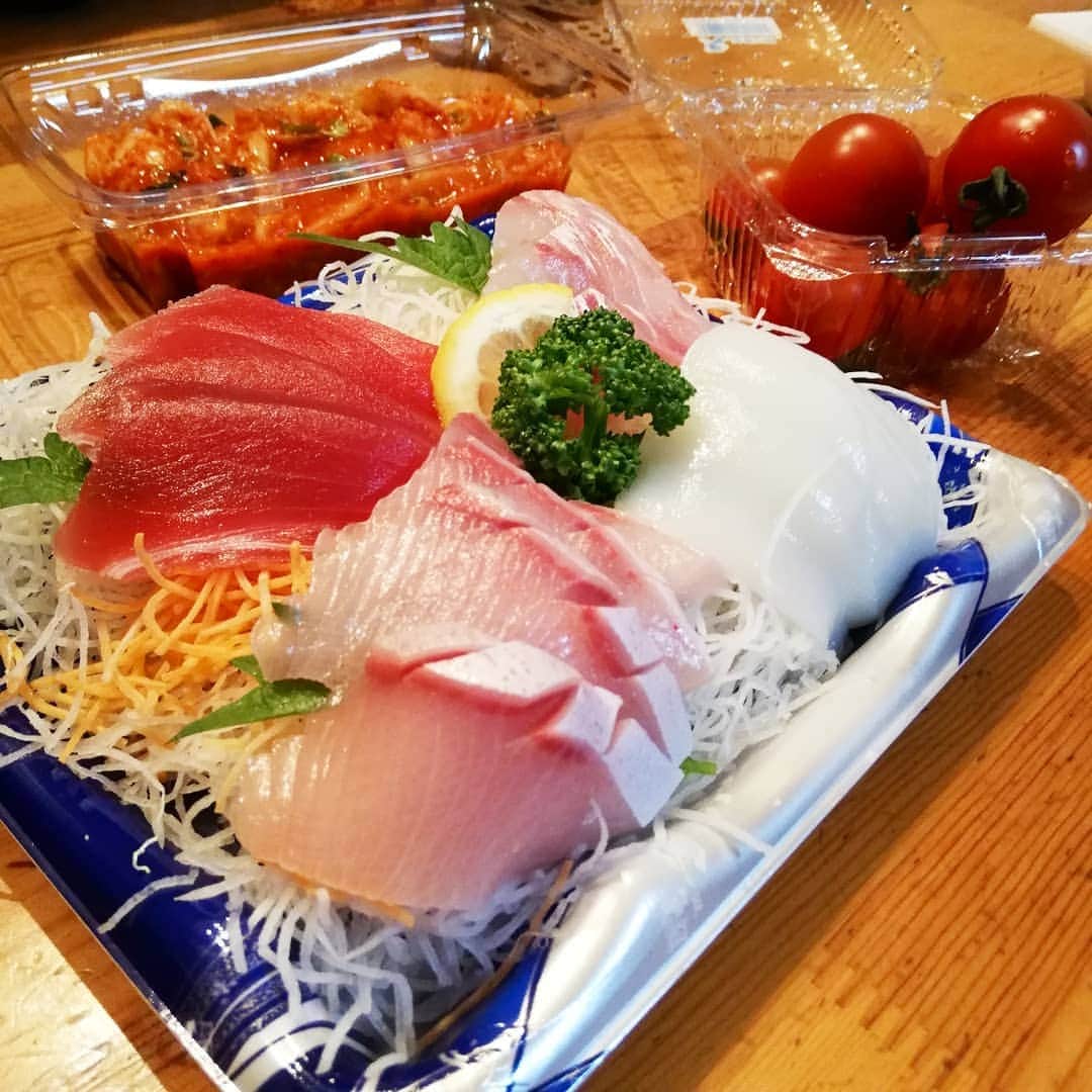 松本隆博のインスタグラム：「。 今日も1日よく頑張りました 🌸 ご褒美は、愛媛のお刺身です これはほんと美味いのだそして 、、安い(^ ^)。 かんぱーーーーーーーち。 (^-^)」