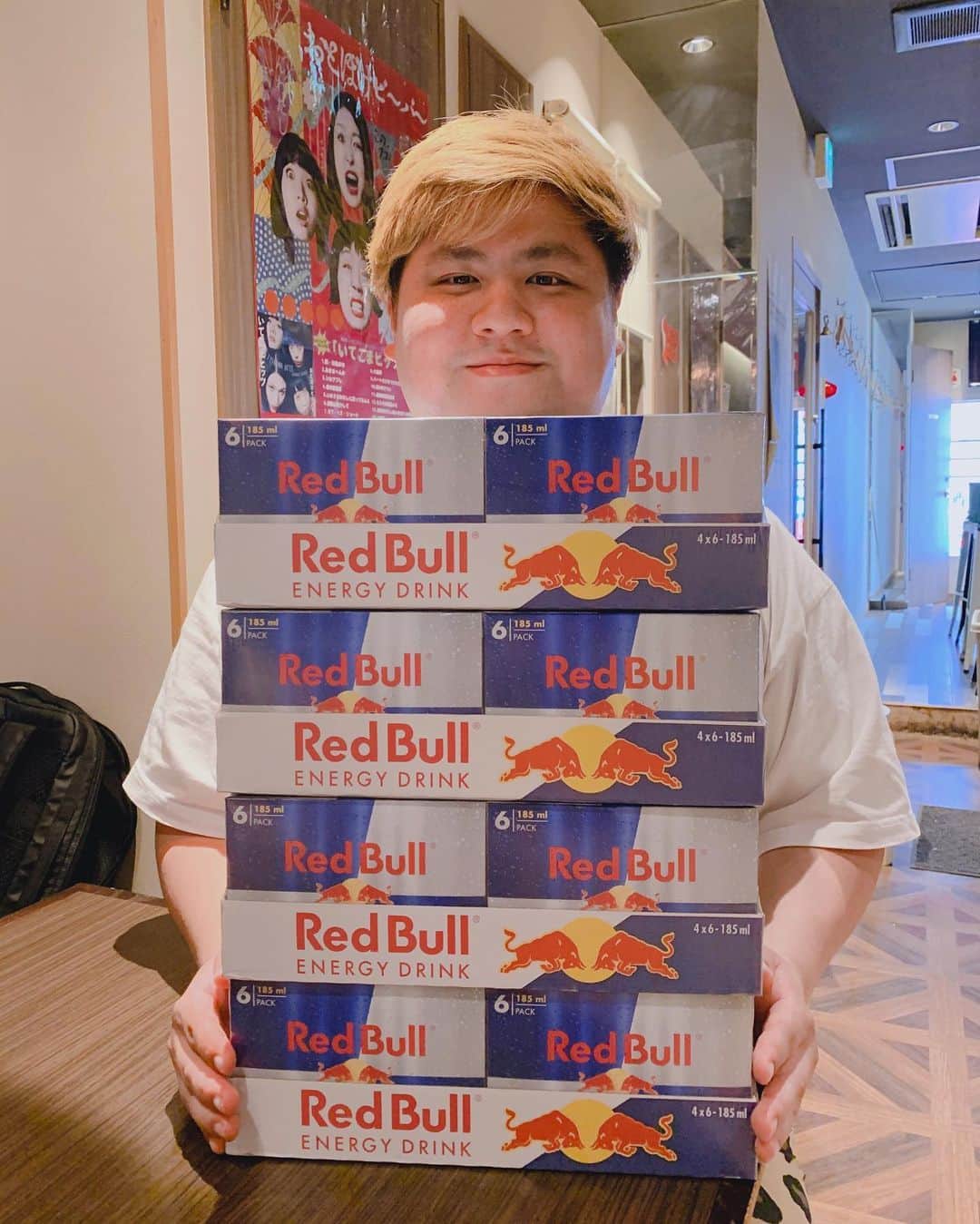 のインスタグラム：「藤崎マーケットの田崎さんから毎年恒例のリニューアルオープン&3周年お祝いで大量のレッドブル届きました！！！！！ 田崎さん本当にいつもありがとうございます🙇‍♂️ これ飲んでスタッフみんなで乗り越えます！  写り込むおとぼけビ〜バ〜のポスターもいい感じ！」