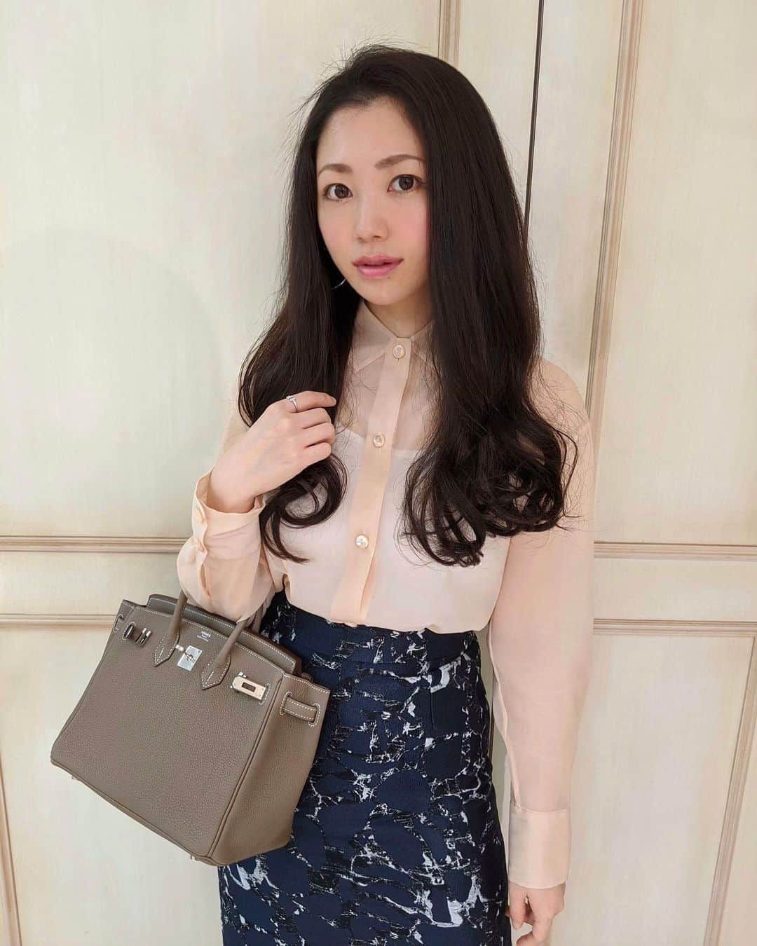 のインスタグラム：「. いつもは毛先を整えるだけなのですが、ばっさりカットしていただきました✂️ 切ろうか、このまま伸ばそうか、ずーっと悩んでいたのですが、久しぶりに美容室に行ったら突如切りたくなり、おへそまであるスーパーロングヘアから13cm短くしてロングヘアに。重めでパツンと切った感じが好きなのであまり梳かないようにしてもらっています。 自分的にはだいぶイメチェンなのですが変わってないかなぁ…？😂 FORTEは検温やマスク着用、席間隔を空けるなど、感染症予防対策を徹底されていたので安心して施術を受けることができました☺️ 自粛生活明け、久しぶりにお会いする方も多いので、気づいてもらえるといいな…✨ . #ootd  #tops @carven  #skirt @balenciaga  #bag & #pierce @hermes #ring @tiffanyandco . . さて、弊社（ @tagpic_official ）は3月26日より原則リモートワークとしておりましたが、一昨日の緊急事態宣言の解除を受け6月1日より週2日（月・水）の出勤体制とし、週3日（火・木・金）はリモートワークを継続致します。 二か月のリモートワークを経て、メリットデメリットを鑑み、当面の間はこちらの方針で進め、様子を見ながら曜日や日数は柔軟に対応していこうと思います。 ※お子様の休園休校などで出勤が難しい方に関してはこの限りではありません。 . 当社の事業ではリモートで遂行できる業務も多い為、効率性を優先するとこのまま完全リモートワーク方針を続けることも可能なのですが、組織としてのチームワークや会社のカルチャー、スムーズなコミュニケーションを重視すると、対面での機会を一定数保つことも必要だと感じました。 また、社員から『またみんなで集まって会社で働きたい！』という声が多く上がり、経営陣で議論を重ねた結果このような結論に至りました。（これはとても嬉しかったです。） 6月には新しいメンバーも入社するのでとても楽しみです！ . 従業員やその家族および取引先企業をはじめとする、ステークホルダーの皆さまの健康・安全を最優先に考え、社会情勢に応じた迅速な対応及び実施内容の見直しを図ってまいります。 全業務は通常通り継続し事業活動に支障をきたすことがないよう、最大限体制を整えて対応いたしますので、引き続き変わらぬお付き合いの程、宜しくお願い致します。 . . #ヘアメンテナンス #ロングヘア #イメチェン #forte表参道 #outfit #fashion #coordinate #carven #balenciaga #hermes #birkin #birkin25 #tiffanyandco #ファッション #コーディネート #コーデ #今日のコーデ #今日の服 #カルヴェン #バレンシアガ #エルメス #バーキン #バーキン25 #ティファニー」
