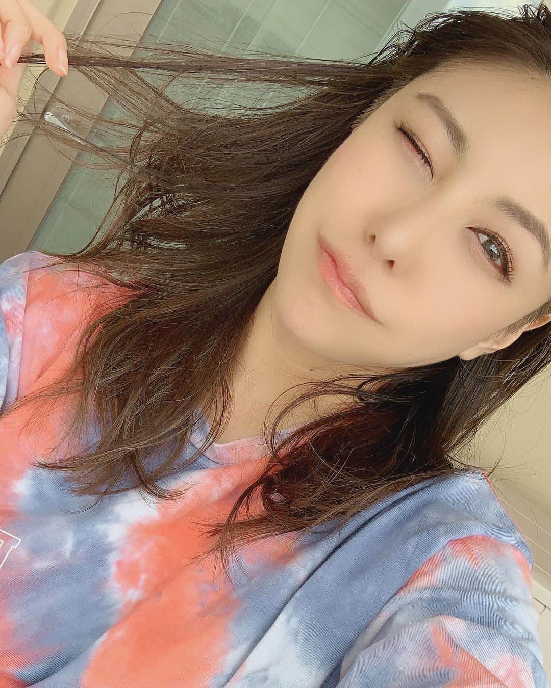池田ゆりのインスタグラム：「﻿ hairstyle❤️﻿ ﻿耳のところ刈ってるブリーチ💇‍♀️﻿ ﻿ ﻿ #hair #color #tiedye #balcony #morning #fitness #protein #beauty #bodymake #instagood #todaystraining #gym #style #tokyo #도쿄 #피트니스 #이케다유리」