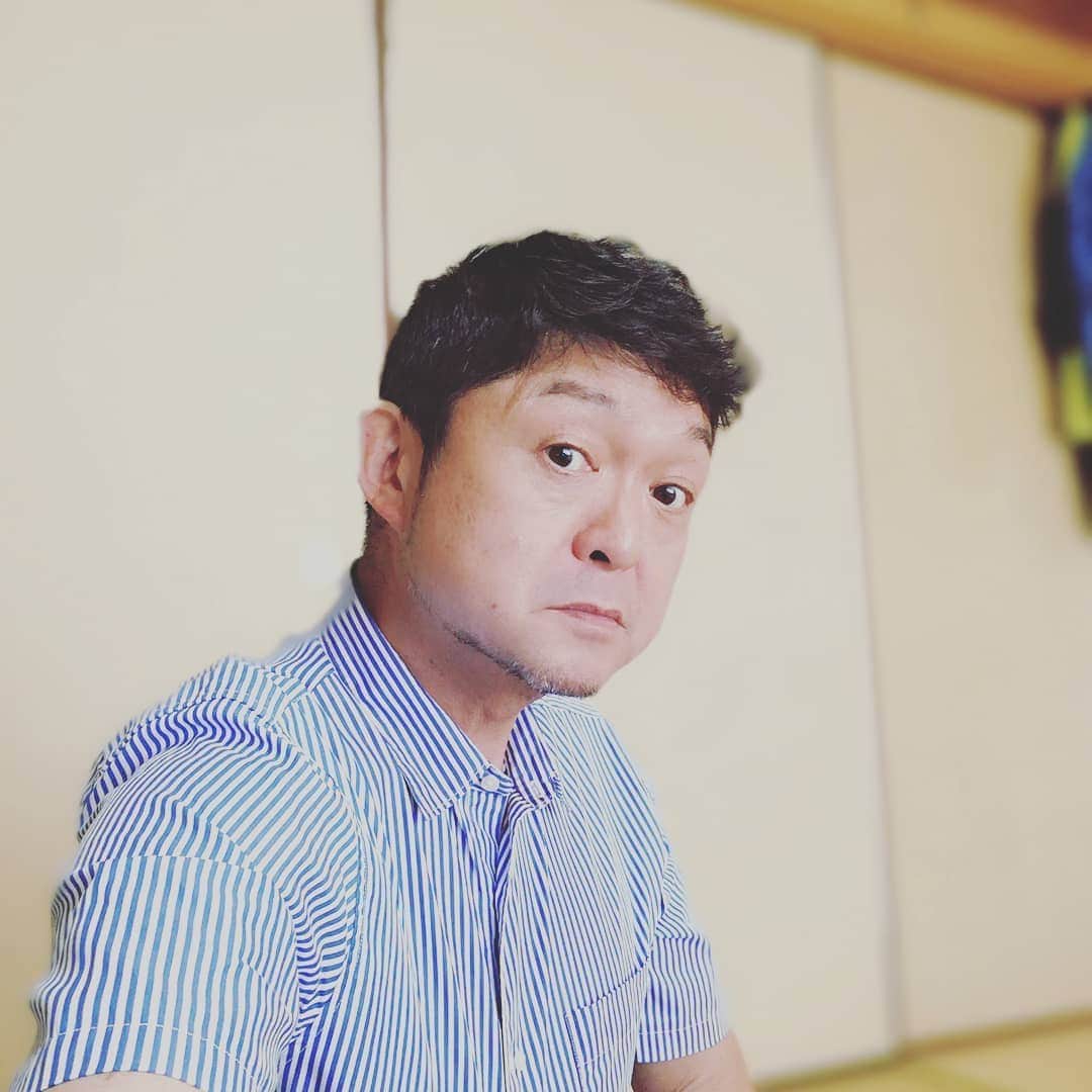 松本隆博のインスタグラム：「。 今から全国ネット配信 セミナーにて登壇もさせて 頂きます！(^-^)(^-^)(^-^) 緊張する、でも遠隔って 良いですね、、東京発信で 全国から観てもらってます ……下は短パンです^^; 頑張ります！」