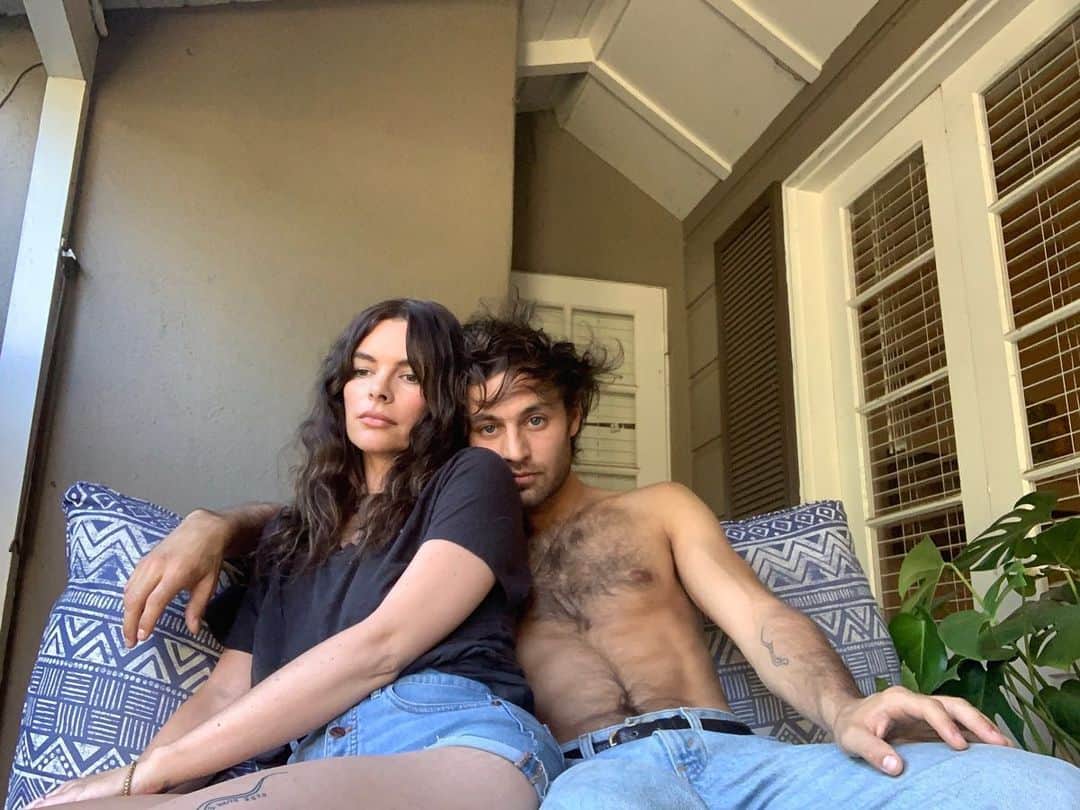 ケリー・オックスフォードのインスタグラム：「I was going through something stressful today; this one always helps me out. We’ve all been alone together for awhile, I hope you each have someone who’s fully on your team right now. I’m not taking this for granted.」