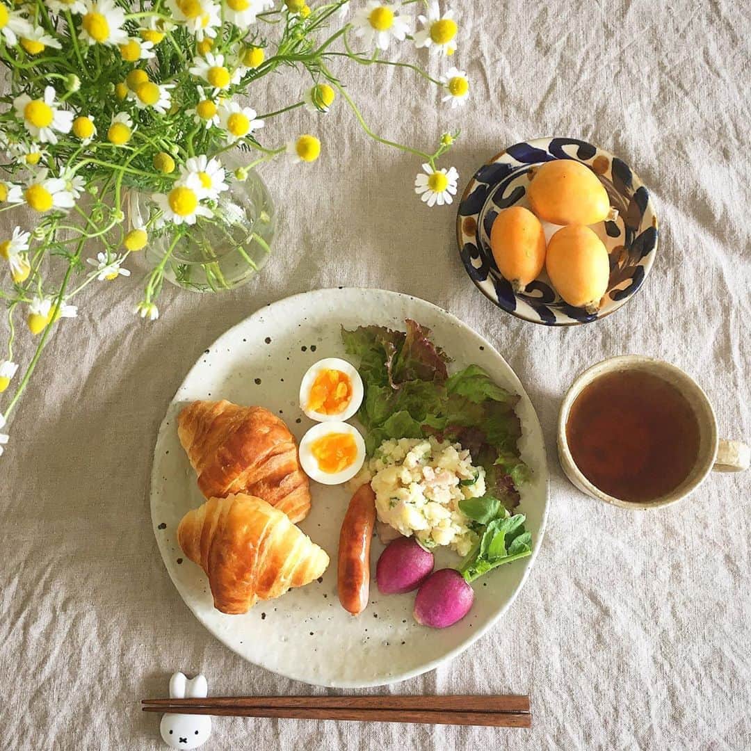 ecruのインスタグラム：「2020/05/27 (wed) 久しぶりにゆっくりいただく朝ごはん🥐 デザートは、産直で買った今シーズン初の枇杷✨ ・ #gon_food #朝ごはん  #food #foodpic #foodphoto  #朝食 #breakfast #instafood #instagood #yummy #love #japan #枇杷 #japanesefood  #thankyou #onthetable #日々 #暮らし #うつわ #やちむん  #マトリカリア  も #産直　で #1束150円 ✨」