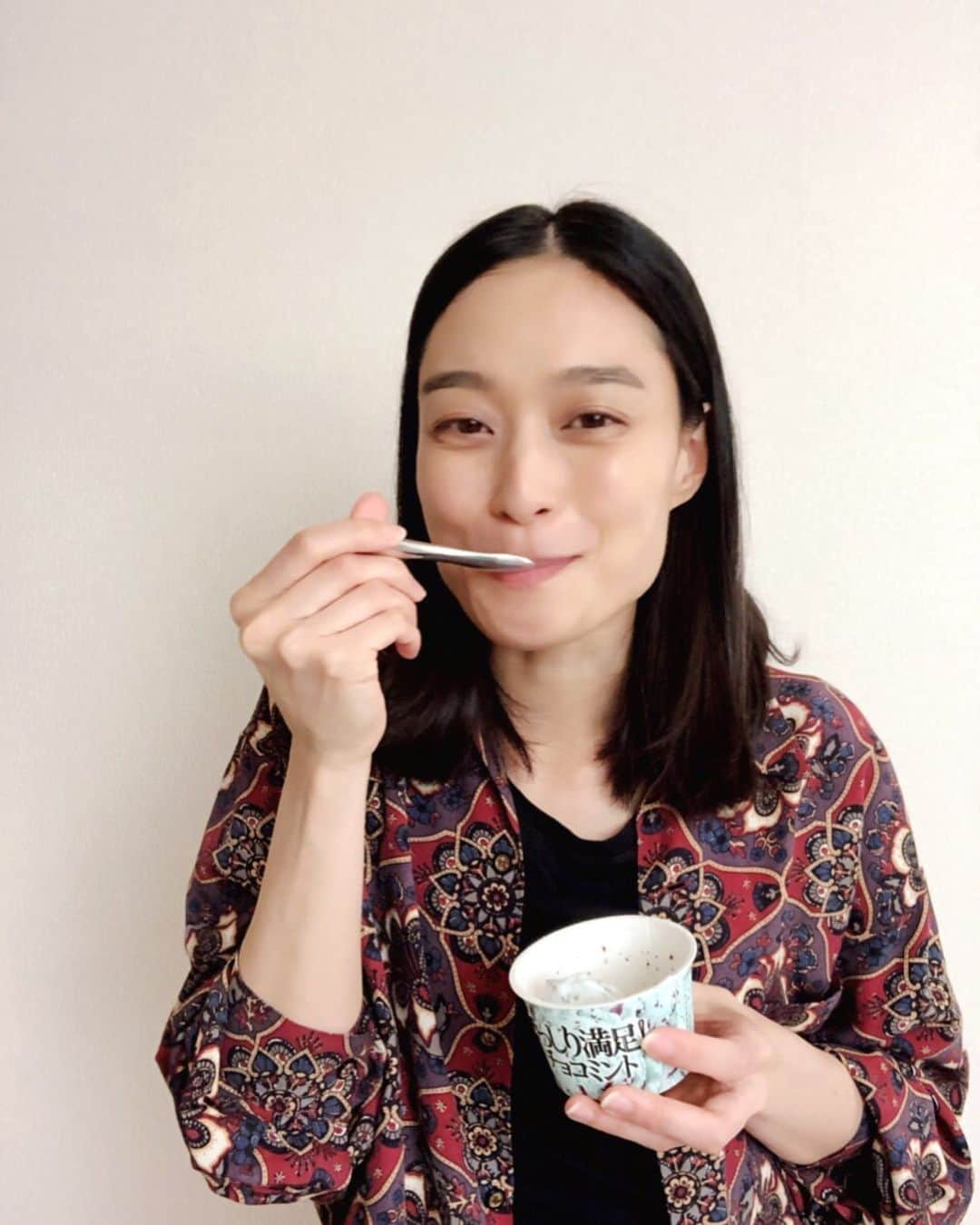 安宅葉奈さんのインスタグラム写真 - (安宅葉奈Instagram)「#今日のチョコミント🍦  パリパリチョコがぎっしりで ほんとに満足な食べ応え🤤 #ぎっしり満足チョコミント 💓  カップに入ってるものだけじゃなくて クッキーサンドバージョンもあるみたいだけど  私はまだ 出会えたことがないです💦  ファミマ限定、数量限定 らしい！  もう無いのかなー？？🥺 . . #チョコミント党 #チョコミントアイス #パリパリチョコ #美味しいよ😋」5月27日 10時30分 - atakahana