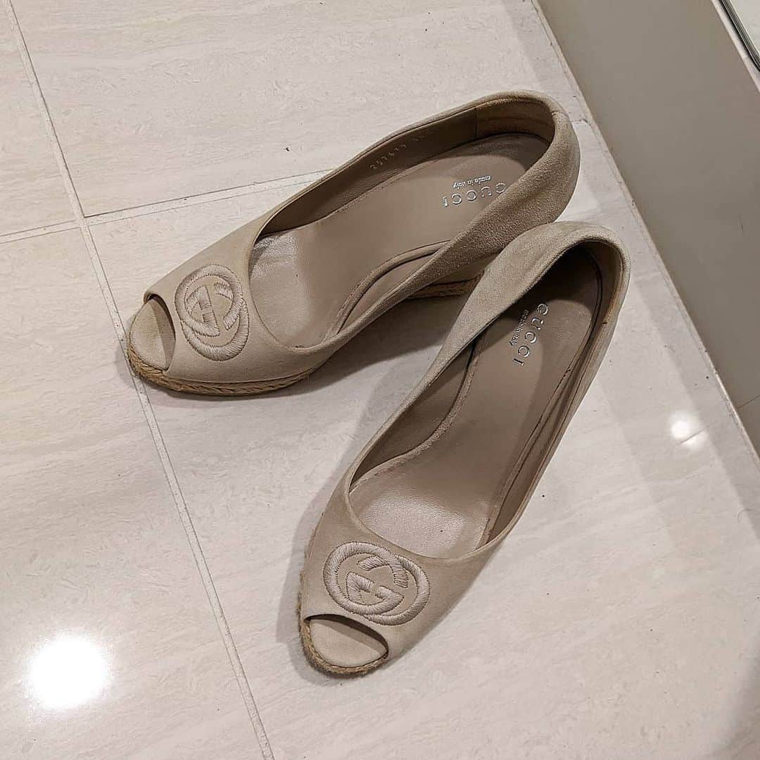 雨宮めるさんのインスタグラム写真 - (雨宮めるInstagram)「昨日履いてみて思った事。 少し前なら全然物足りなかった10cmヒールが、今は丁度良く感じてきた、かも。  #最近の #ちょっとした変化 #高いヒールの靴が好き #ヒールフェチ #10cmヒール #ウェッジソール #ウェッジパンプス #スウェードパンプス #gucci #グッチ #グッチ靴 #ブランド靴 #shoes #highheels #昔は #13cmヒール が #ベストでした #身長高くなりたい #脚長くなりたい #身長160cm は #低身長 ですか？」5月27日 10時32分 - amamiya_melty