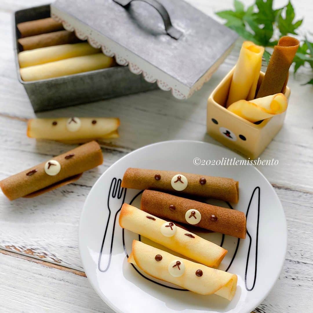 Little Miss Bento・Shirley シャリーさんのインスタグラム写真 - (Little Miss Bento・Shirley シャリーInstagram)「Homemade Rilakkuma cigar cookies. Plain & Houjicha tea flavours. But Omg these were so hot 🥵 to roll them, my fingers hurt lolol. Will have to buy a cotton gloves the next time I make them, I ended up holding ice pack between the rolls. HAHAHAH  #littlemissbento」5月27日 10時48分 - littlemissbento