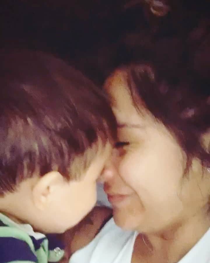 ニコール・ ポリッツィのインスタグラム：「He loves his mawma 😩💙🙏🏽」