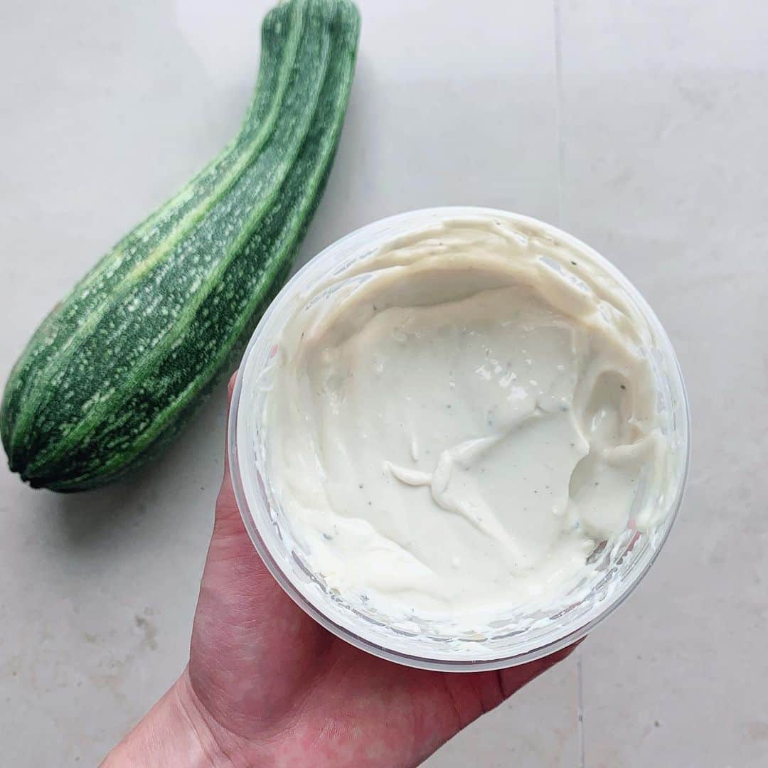 池田ゆりのインスタグラム：「ビーガンクリームチーズ﻿ vegan cream cheese ﻿ ﻿ 最近乳製品を控えているので﻿ 朝ベーグル🥯につけるために﻿ ビーガンクリームチーズ作ってみた！﻿ ﻿ ヘルシーなのに豆腐とは思えないくらい濃厚で簡単でおすすめ❤️﻿ ﻿ ★材料﻿ 木綿豆腐 　1丁﻿ オリーブオイル　　大さじ2﻿ クレイジーソルト　10g﻿ レモン汁 　適量﻿ チューブニンニク　お好みで﻿ ﻿ ﻿ 1 豆腐を電子レンジで加熱して水をきる﻿ 2 材料を全て入れミキサーにかける﻿ ﻿ 出来上がり❤️﻿ ﻿ ﻿ #初レシピ #豆腐レシピ #豆腐 #healty #vigan #vegancreamcheese #ビーガン #cooking #favorite #instagood #bodymake #beauty」