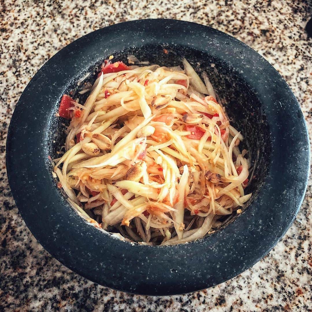 Jada Lalita Patipaksiriのインスタグラム：「Can’t think of anything more satisfying than a refreshing Thai papaya salad on a hot summer’s day 🤤😋 #papaya #papayasalad #spicy #veggies #chilis #garlic #dinner #tasty #yum  #foodpics #foodie #yummy #thaispice #food #cooking #spicyfood #asian #asianfood #thaifood #authenticthai #recipe」