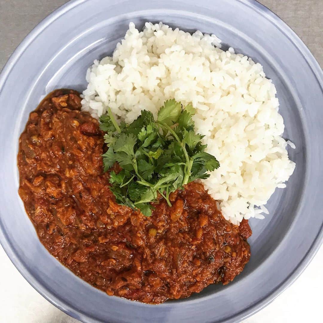 桜井誠のインスタグラム：「S&B カレー粉で作ろう、ガリトマ鯖キーマカレー 材料（2人分） ホールトマト缶1缶 鯖缶1缶 玉ねぎ中一個 ニンニク4片 生姜ひとかけ パクチー1／2束 青唐辛子（あれば）2本 S&Bカレー粉大さじ1と1/2 塩小さじ1 クミン シード（あれば）小さじ1 下ごしらえ 玉ねぎは微塵切り、ニンニクは3片を微塵切り、残りの1片と生姜はすり下ろす パクチーは茎部分（根っこも！）を小口切りに、葉の部分は適当な大きさにちぎる  調理開始 鍋にサラダ油大さじ2を入れ強火。クミンシードを入れる。狐色になったら玉ねぎを入れる（まだ強火）混ぜながら2〜3分炒める。 薄ら茶色くなったらニンニク生姜すりおろし、青唐辛子、パクチー茎部分を入れて混ぜる。香りがたったら手で潰したホールトマトを入れる（ここで中火）缶の残りのトマトを水100ccほどでさらい、鍋に入れる。 トマトを軽く煮詰めるイメージで火を入れ、少しトロッとしたら一度火を止めてカレー粉と塩を入れる 混ぜ合わせて中火にし、鯖缶を入れてほぐす。 2、3分煮込んで火を止め、別の小さいフライパンなどにサラダ油大さじ1強をいれ、強火で熱する。熱くなった油にニンニク微塵を入れ、回しながら火を入れ、薄茶色になったら一気に鍋の中へ。 軽くかき混ぜて完成！ 盛り付けた後、パクチーの葉をたっぷりのせて召し上がれ🍛」