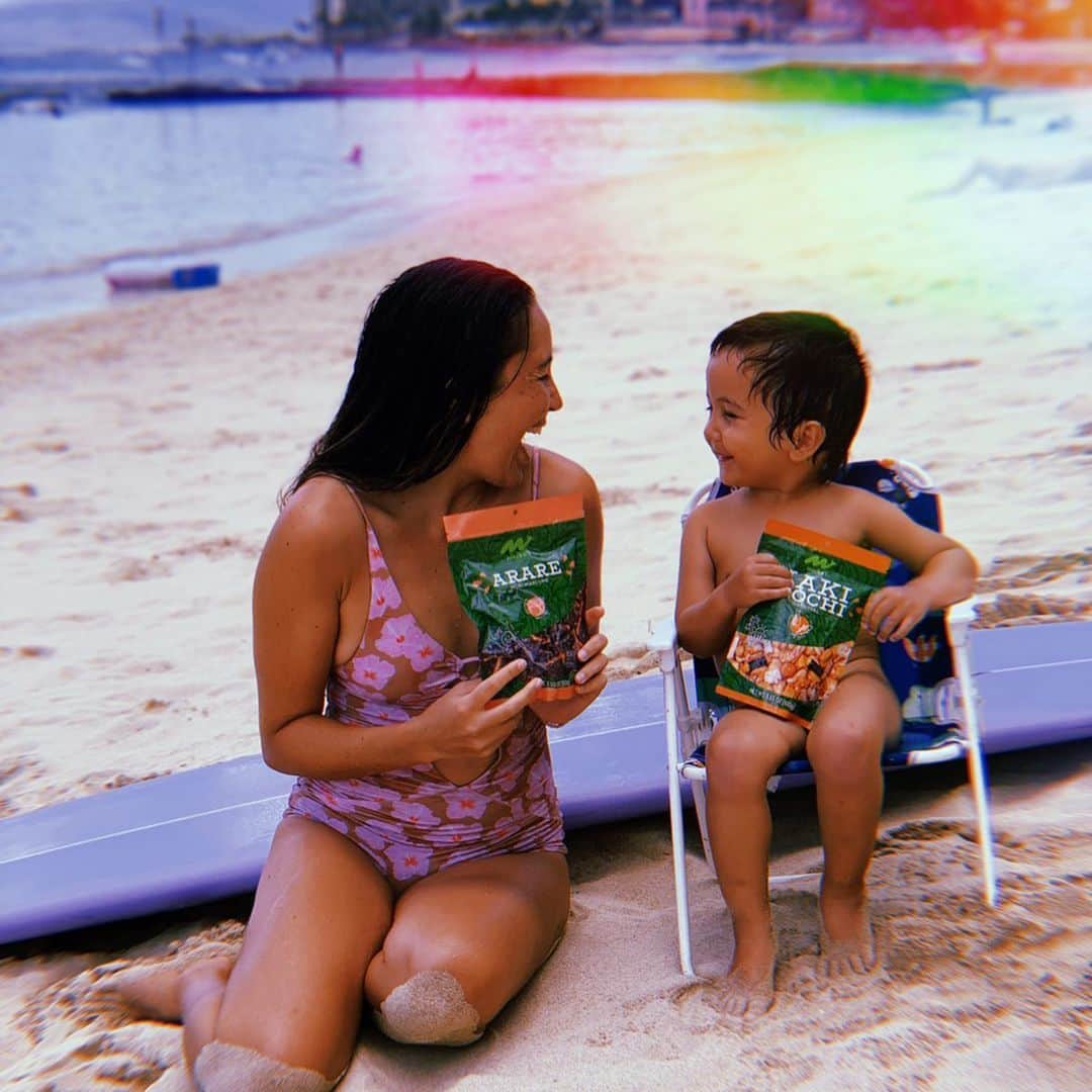 アリッサ ウーテンのインスタグラム：「Noa and I enjoyed Foodland’s Maika’i Kaki Mochi and Nori Maki Ume Arare after playing in the water and a successful crab hunt! I love packing snacks + meals to the beach and enjoying it out in the sun, especially after being indoors for so long!  Hope everyone is having #AMaikaiDay #ad @foodlandhi」