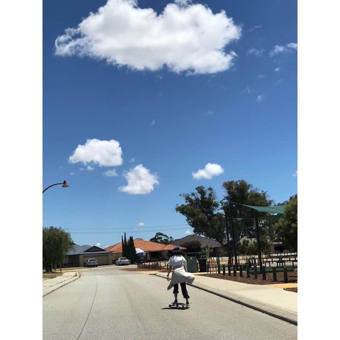 のインスタグラム：「. 6.December ,2018 久しぶりのスケボーでビクビクする私。 初スケボーは14歳。友達が練習していた時にちょこっとだけ貸してもらった。 前回は、ちょっとした空き地のような場所で乗っていたから、こんなに広い道路では初めて! ちょーきもちー! • • • I was anxious to ride a skateboard due to first riding was for a long time ago.  It was 14 years old.when my friend was practicing, I tried it a moment but it was the first time to ride on such a big road. It feels soo good. #スケボー初心者 #skateboard #stayathome」
