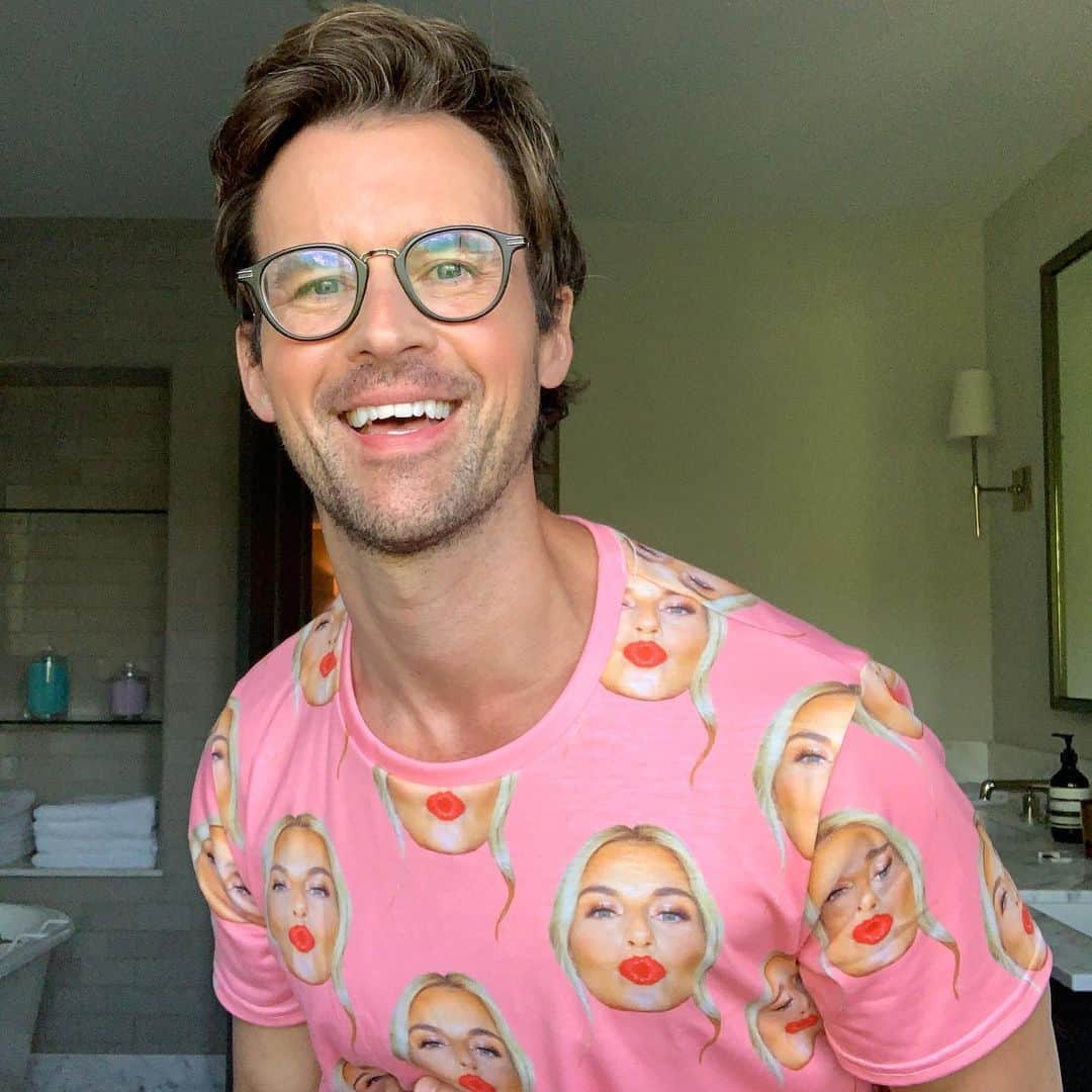ブラッド・ゴレスキーのインスタグラム：「@tanyarad found a way around social distancing rules by making me a T-shirt with her face all over it! ❤️ Be sure to check out her new radio show “The Vibe” on Saturday and Sunday! So proud of you T.rad! 💋」