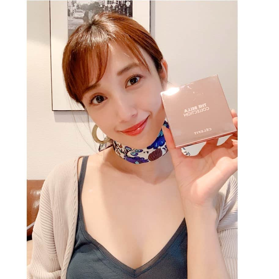 広瀬未花さんのインスタグラム写真 - (広瀬未花Instagram)「最近、店頭でのお買い物ができなかったから、ネットでコスメを色々探し見ていたのだけど韓国コスメにハマってます♪♪ パック系と色物のコスメ中心に探しているのですが、特に良かった物は　@celefit.jp  の　THE BELLA COLLECTIONのアイシャドウパレット❤️ 9色のパレットって各ブランドでよく出ていますが、このパレットの色味が全色ツボ✨ 特に、ラメが入っているブラウンオレンジやピンクブラウンはかなり使える🧡 ラメ無しのピンクは、チークとしても使えてふんわりとしたメイクに仕上がる♪♪ これは注文して良かった😍❤️ 今、Qoo10にてアイシャドウのBIGSALEしてるから気になる方は見てみてね♪♪♪ ・ https://www.qoo10.jp/shop/celefitclub ・ ・ また後日、このパレットを使用したアイメイク動画上げてみようかなぁ〜♪♪ ・ ・ ・ @celefit.jp  @celefit.ph ・ ・ ・ ・ knitcamisole/ @louisvuitton  cardigan/ @emmi.jp  scarf/ @kinlochdesign ・ ・ ・ #韓国コスメ #韓コス #アイシャドウ #thebellacollection  #celefit」5月27日 11時25分 - micahirose