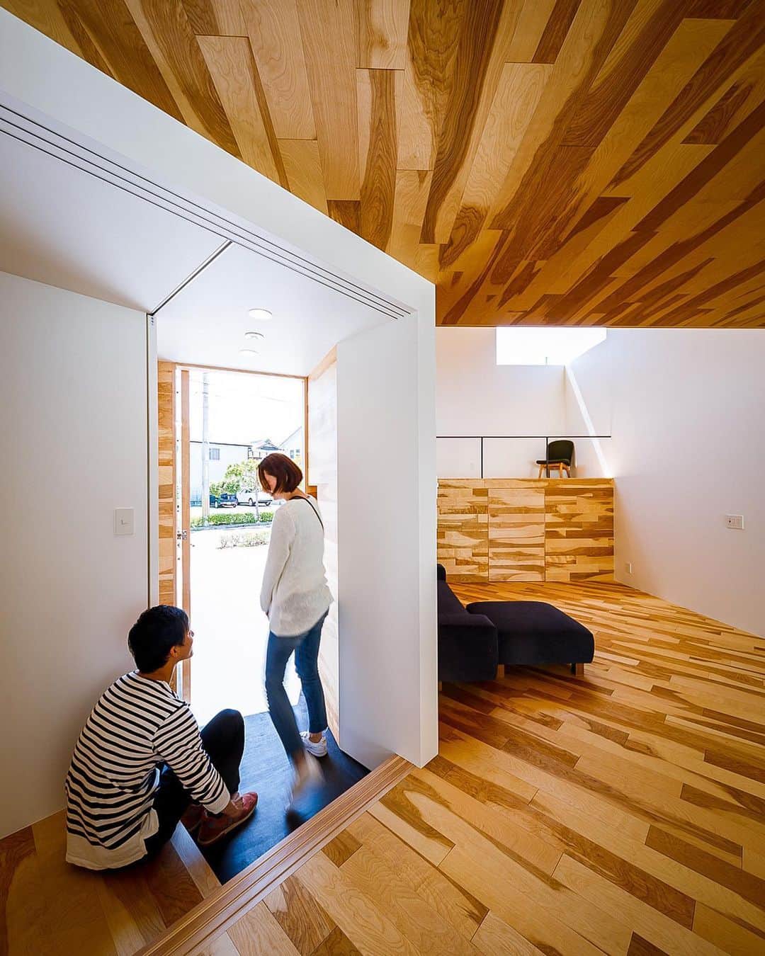 のインスタグラム：「玄関まわり♪ : ■haus-duo■ 兵庫県赤穂市 #haus_duo : #建築 #住宅 #一戸建て #新築 #玄関 #デザイン #設計 #設計事務所 #リビング #建築家と建てる家 #建築家 #建築デザイン #インテリア #建築家デザイン #吹抜け #ダイニング #神戸 #中庭のある家 #中庭住宅 #ロフト #家づくり #entrance #architect #architecture #livingroom #interior #instahome #courthouse #一級建築士事務所haus」