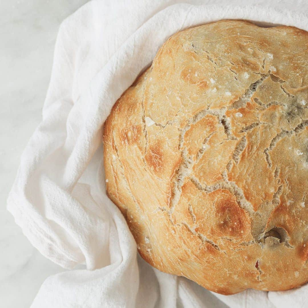 ローレン・コンラッドのインスタグラム：「I finally tried this making your own bread thing... but then I had a loaf of freshly baked olive bread in my house... so I ate half of it 👍🏼」