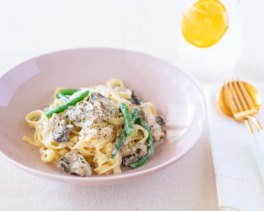 haru.のインスタグラム：「. 牡蠣とインゲンのレモンクリームパスタ🍋 緑を足したくて冷凍庫に眠ってたインゲンを。あとはニンニクをたっぷり♡ . . 旦那さん本日ひさーーーしぶりにお仕事。 いや、毎日家にいてくれて全然構わないんだけど。 そろそろ。 連日の白米がキツい←そこ。 . なんで男子ってあんな白米ラブなんだろうか…。 白いご飯に合うおかずもこれまたガッツリでね。 . たまにはさ、 パスタとかパンケーキとか。 好きなもん作って好きに食べたいですw . . はぁ〜。レモンクリームパスタ、美味しかった〜✨ . .」