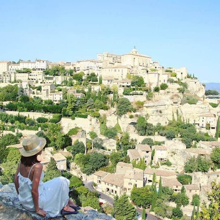 旅工房公式さんのインスタグラム写真 - (旅工房公式Instagram)「#フランス　#南フランス﻿ ﻿ 地中海に面した南フランス🇫🇷﻿ 温暖な気温と美しい景色✨リゾート地としても人気のその魅力をご紹介します😍﻿ ﻿ ━━━━━━━━━━━━━━━﻿ ▽お写真ありがとうございます！﻿ ﻿ １：@tabiwalife さん﻿ 南フランス、プロヴァンスといえばこちらのラベンダー畑💕﻿ 6－8月が毎年見頃で、世界中から観光客が訪れます🌍﻿ 広大な土地がラベンダー一色！一度は見てみたい景色です😍﻿ ﻿ ２：@daichi_xa1 さん﻿ リゾート地として人気の海の街ニース🏖️﻿ 実はニースの海岸は砂浜ではなく、小石😲﻿ 透明度の高い青いビーチと赤屋根の美しい街並みがとってもキレイ💖﻿ ﻿ ３：@camel8326さん﻿ 赤土の産地として有名なルシヨンは、﻿ ピンク色の建物が立ち並ぶ、フォトジェニックな街📸﻿ 可愛い雑貨屋さんも多く、女子旅にはぴったりの場所です❣️﻿ ﻿ ４：@puinpi さん﻿ 南フランスには「鷲の巣村」と呼ばれる、﻿ その昔敵からの攻撃を防ぐため、山の頂上や崖等に位置する小さな村がたくさんあり、﻿ サンポールドヴァンスもその一つ👒﻿ 映画の世界のような街並みは必見です✨﻿ ﻿ ５：@chieko_higuchi さん﻿ フランスの最も美しい村にも認定されている、ゴルド！﻿ クリーム色が可愛い石造りの家々に石畳😍﻿ 全景はまるでジブリ映画のラピュタのようにも見えます🎥﻿ ﻿ ━━━━━━━━━━━━━━━﻿ 素敵な海外のスポットやグルメ、アイテムの写真にはぜひ#旅工房 や @tabikoboをタグ付けしてください❣️」5月27日 11時57分 - tabikobo